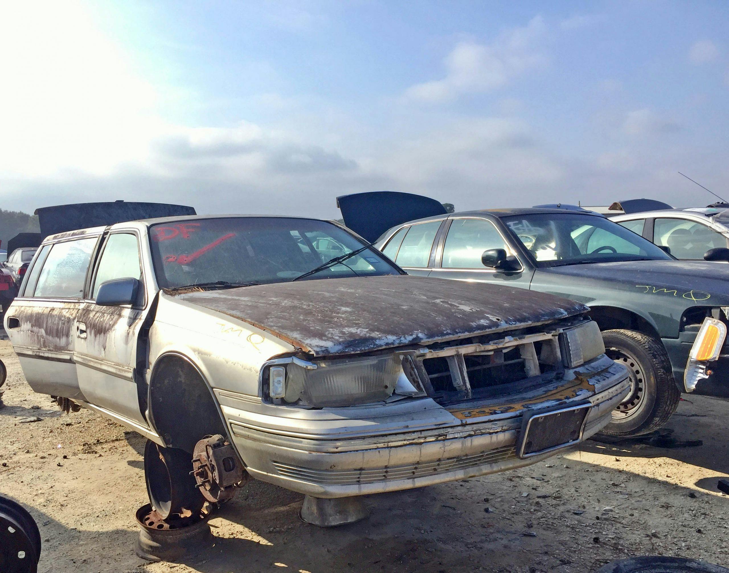 1990 Lincoln Continental junkyard