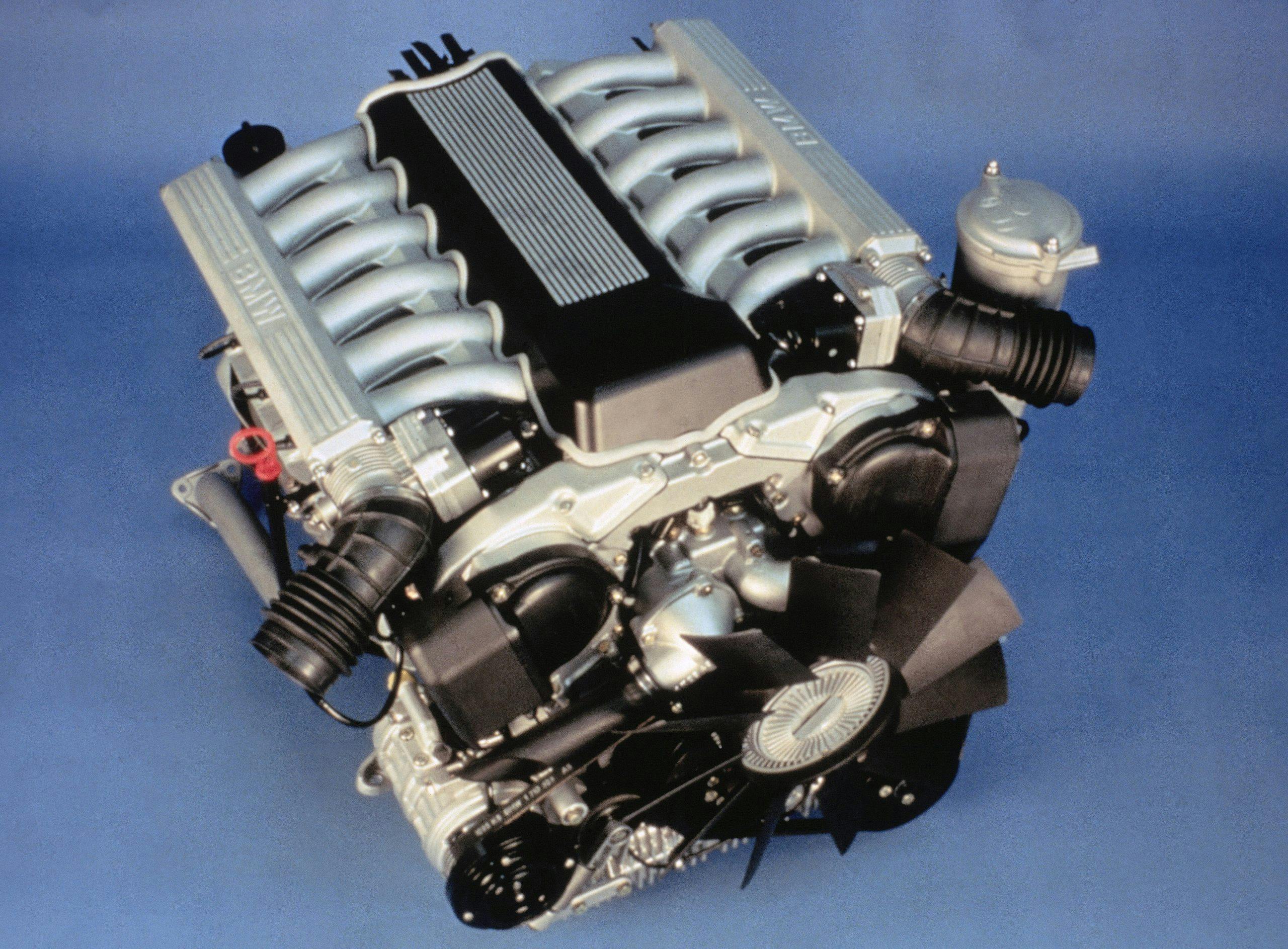 Двигатель автомобиля бмв. BMW m70. Мотор м70 БМВ. БМВ 750 12 цилиндров. БМВ 750 v12.