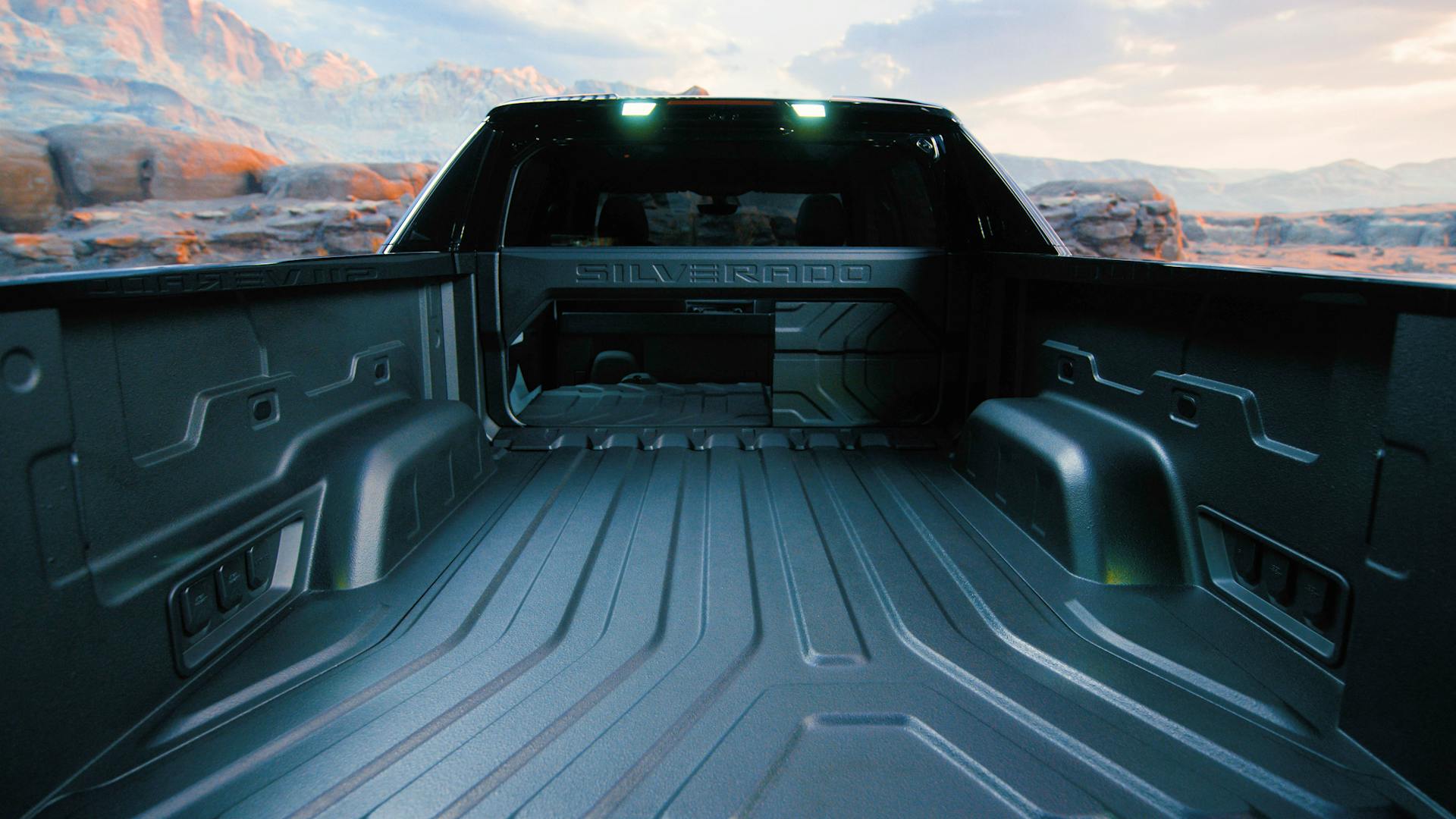 Silverado EV RST Multi-Flex Midgate half open
