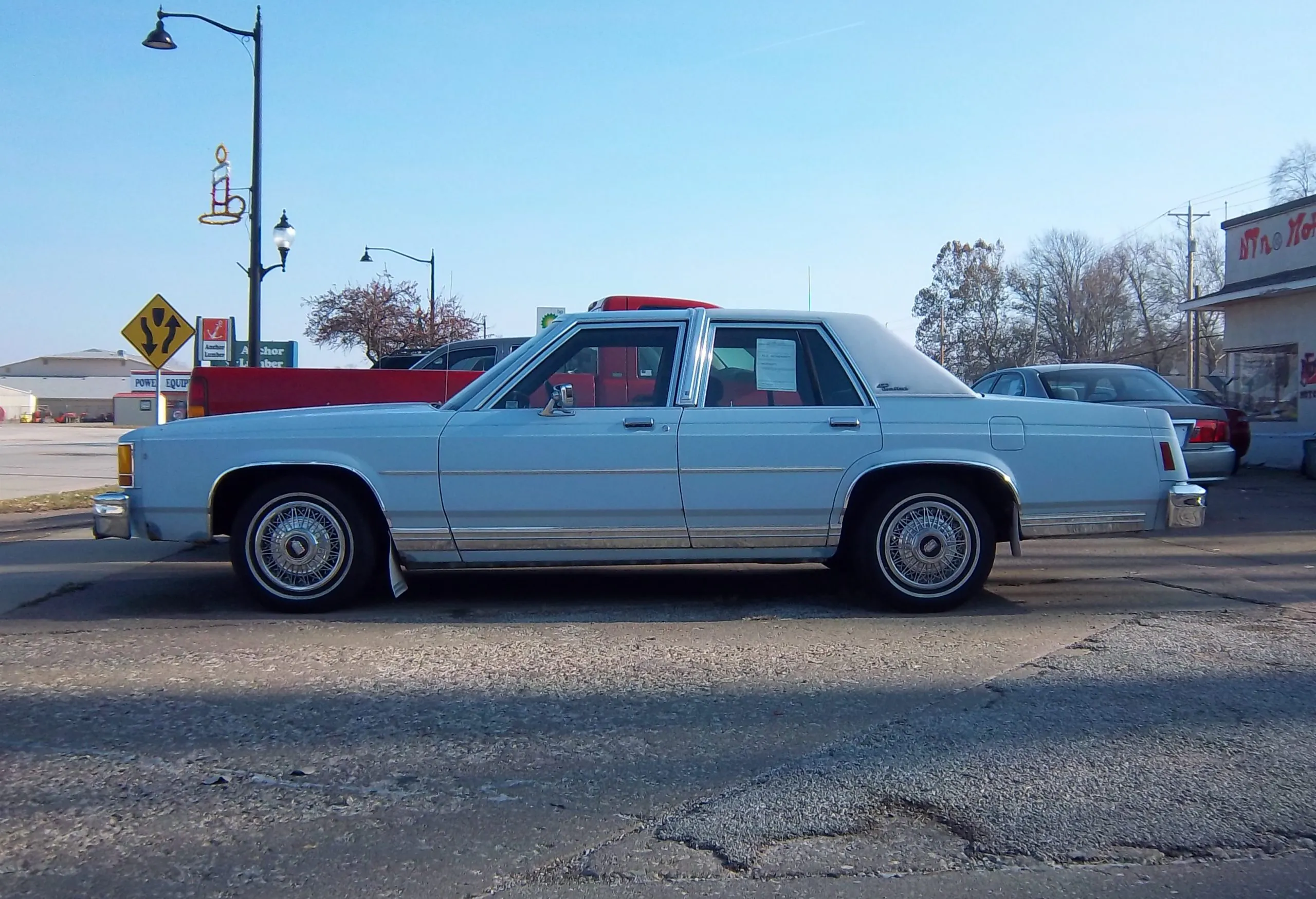 1986 Ford LTD Crown Victoria sedan