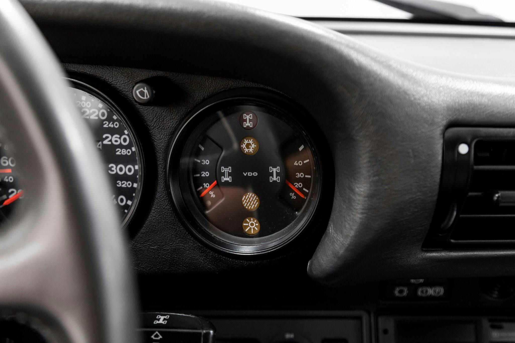 1987 Porsche 959 Komfort interior gauge