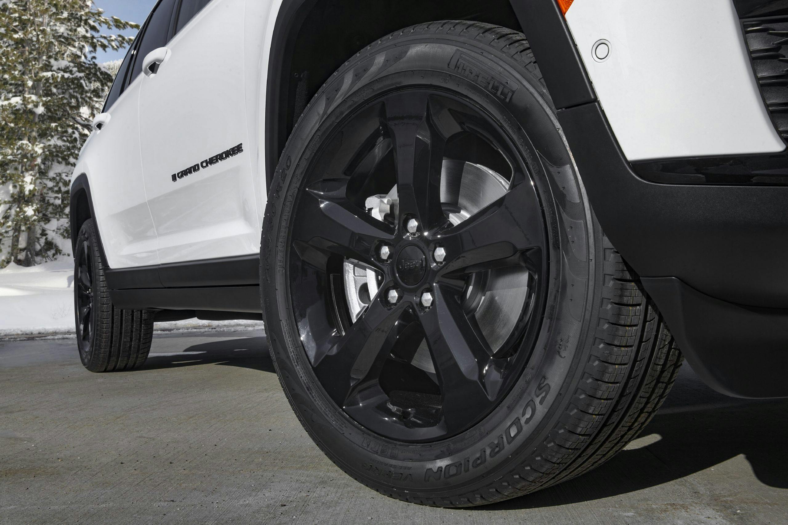 2022 Jeep Grand Cherokee L Limited Black Package wheels