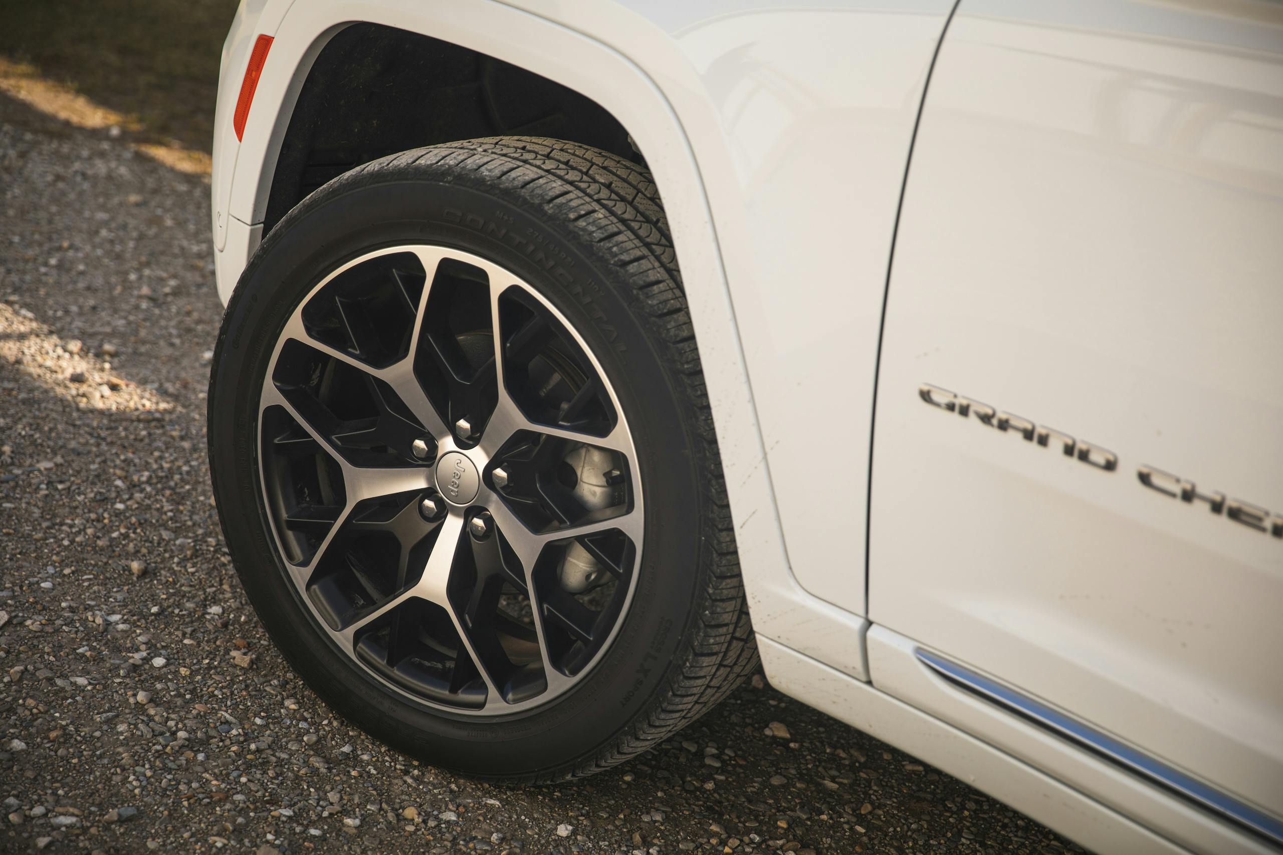 2022 Jeep Grand Cherokee Summit front wheel tire