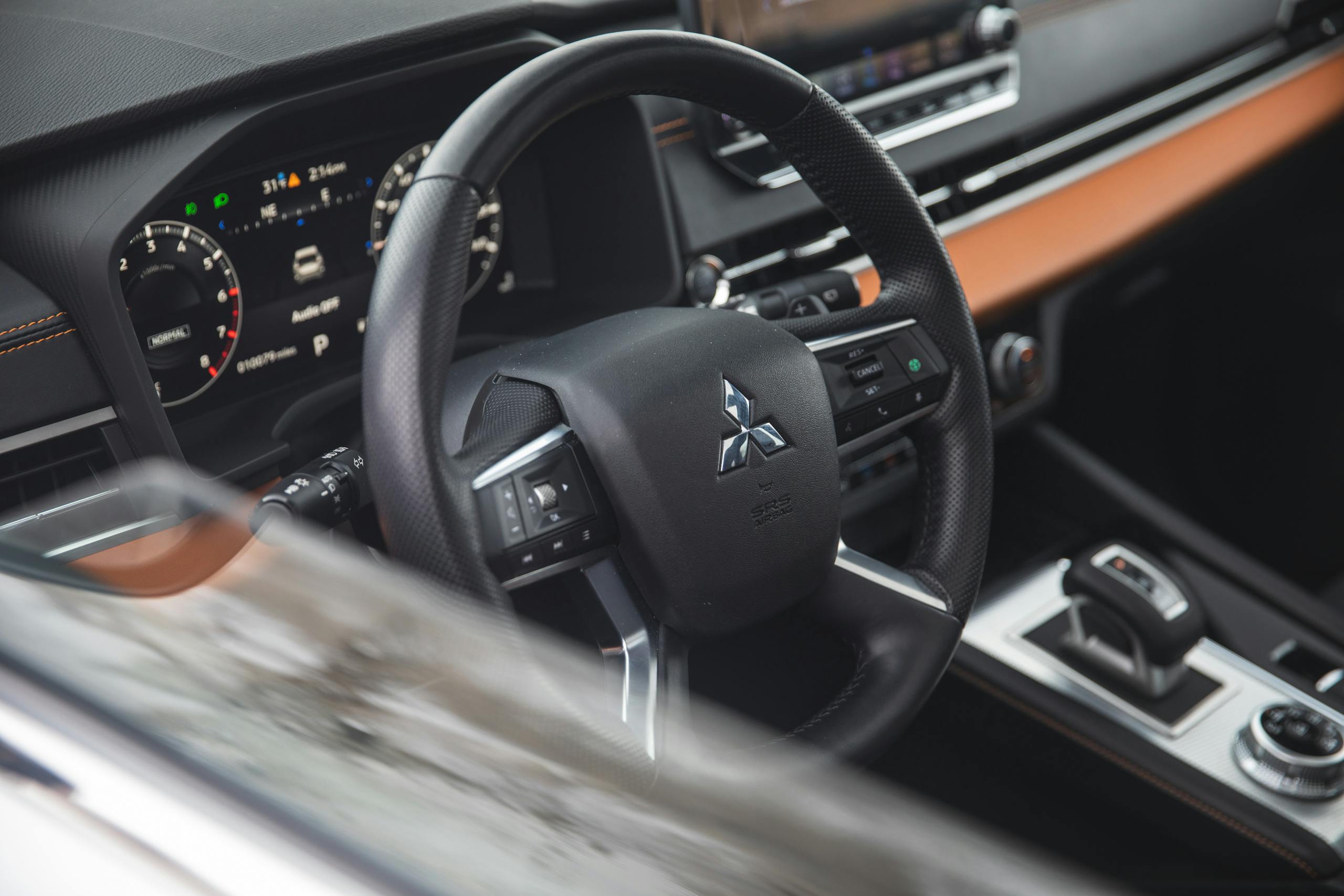 2022 Mitsubishi Outlander SEL interior steering wheel