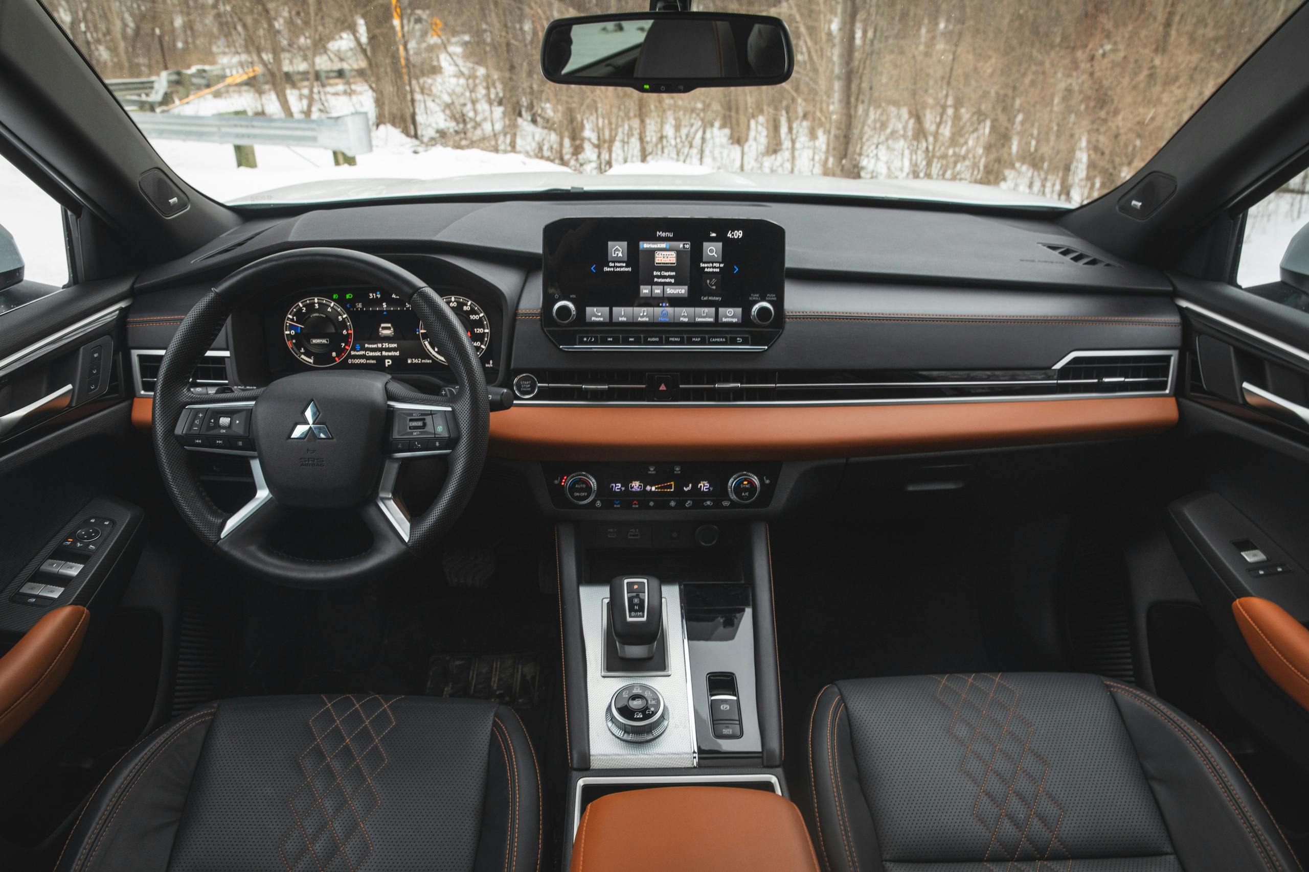 2022 Mitsubishi Outlander SEL interior front