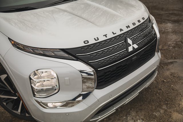 2022 Mitsubishi Outlander SEL front end