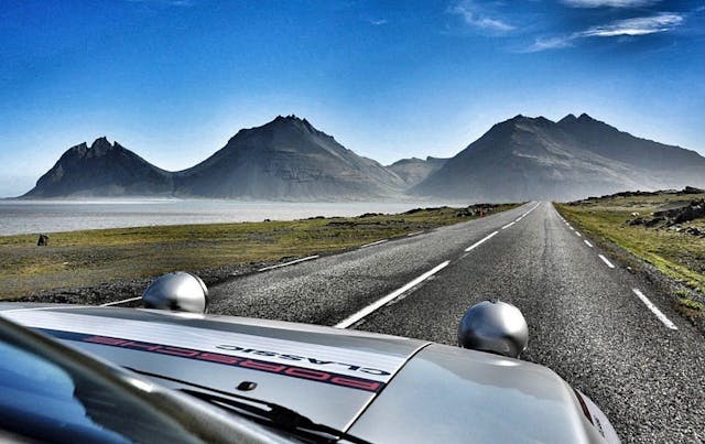 Expedition-Porsche-928 in Iceland hood view