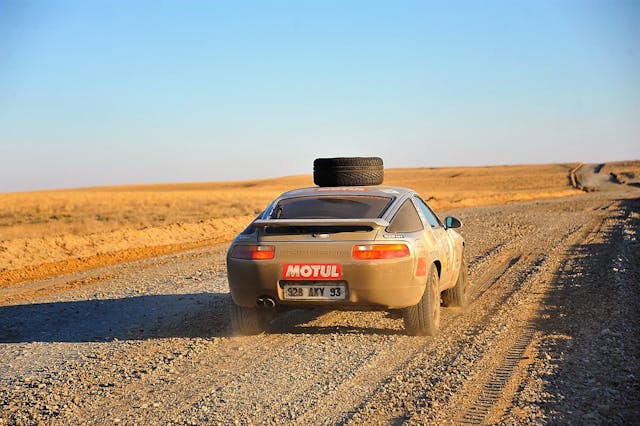 Expedition-Porsche-928 in Kazakstan rear