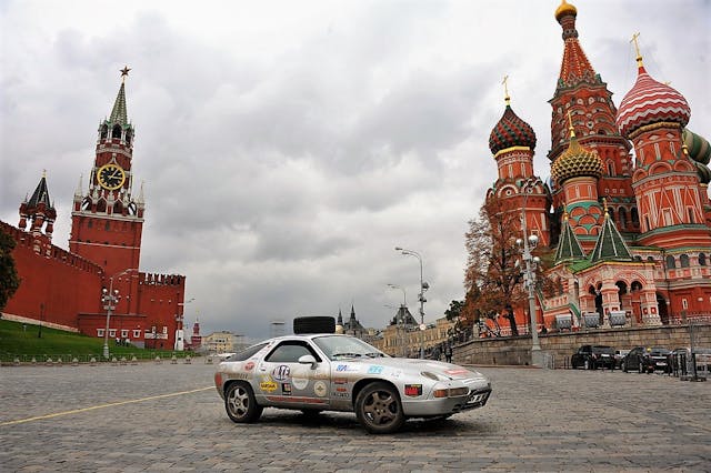 Expedition-Porsche-928 in Moscow