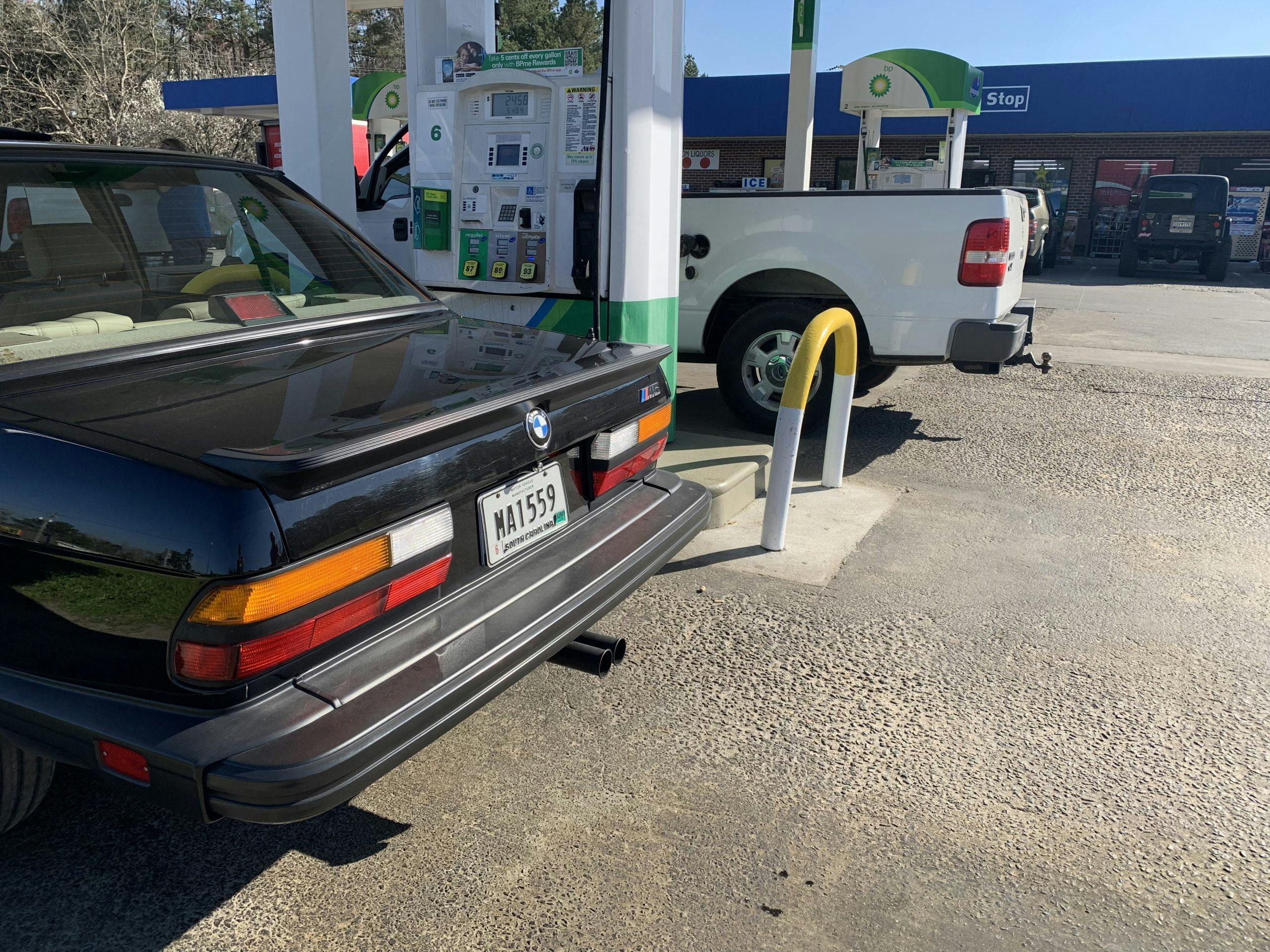 1988 BMW M5 E28 gas station