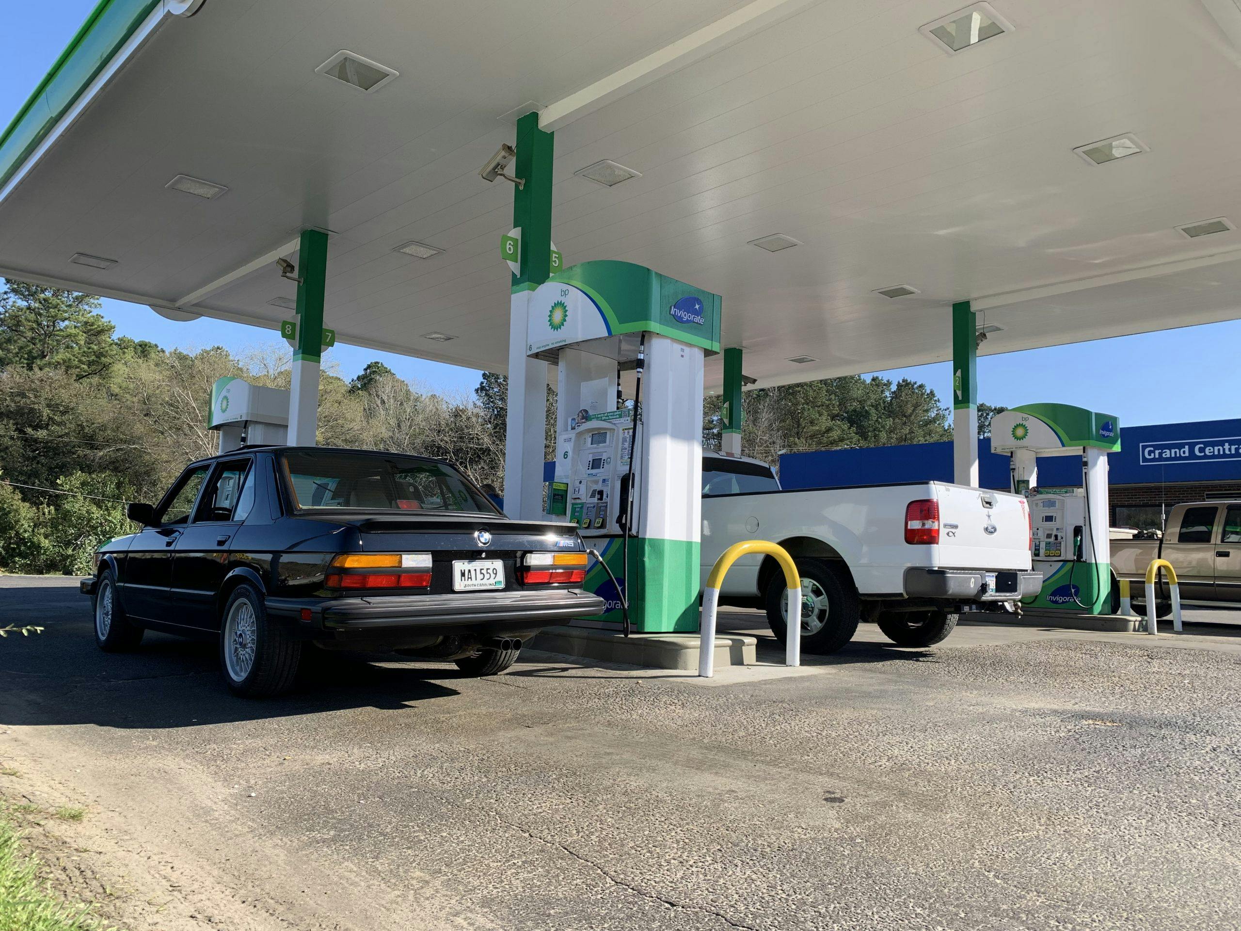 1988 BMW M5 E28 gas station