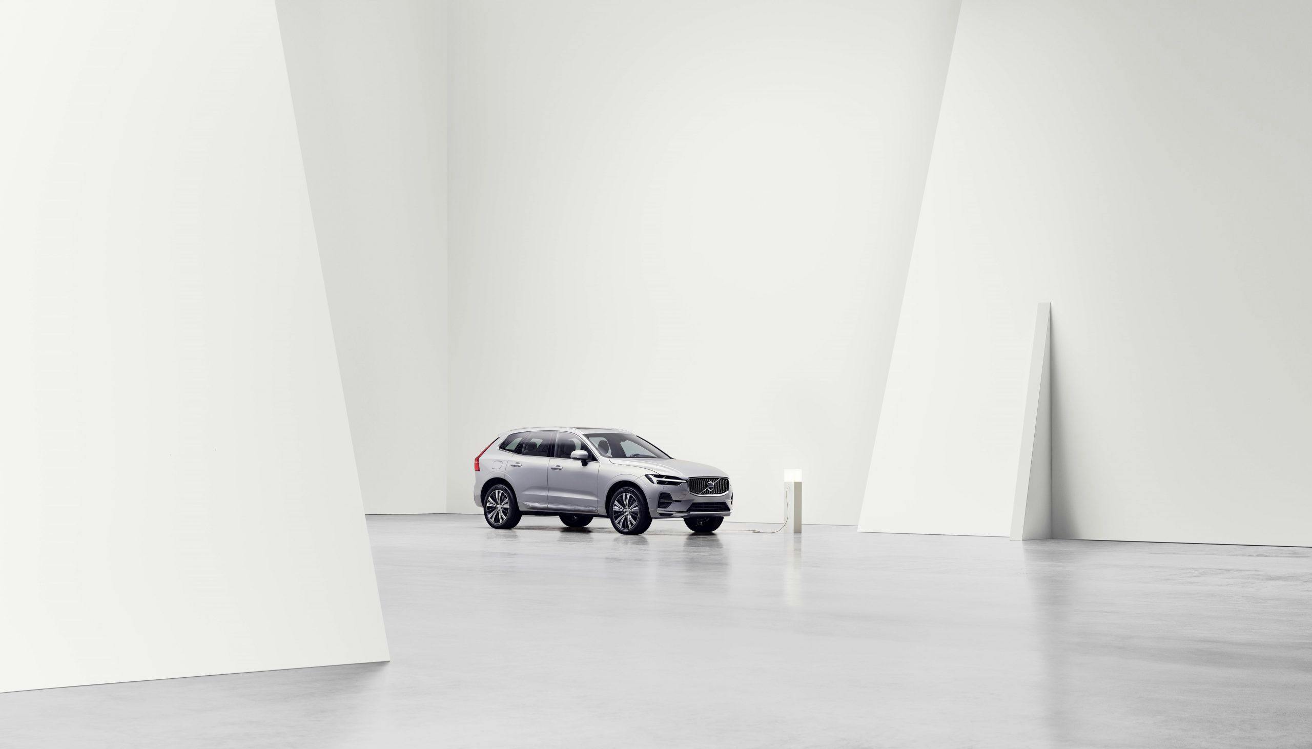 Volvo XC60 Recharge powertrain updates front three quarter plugged in