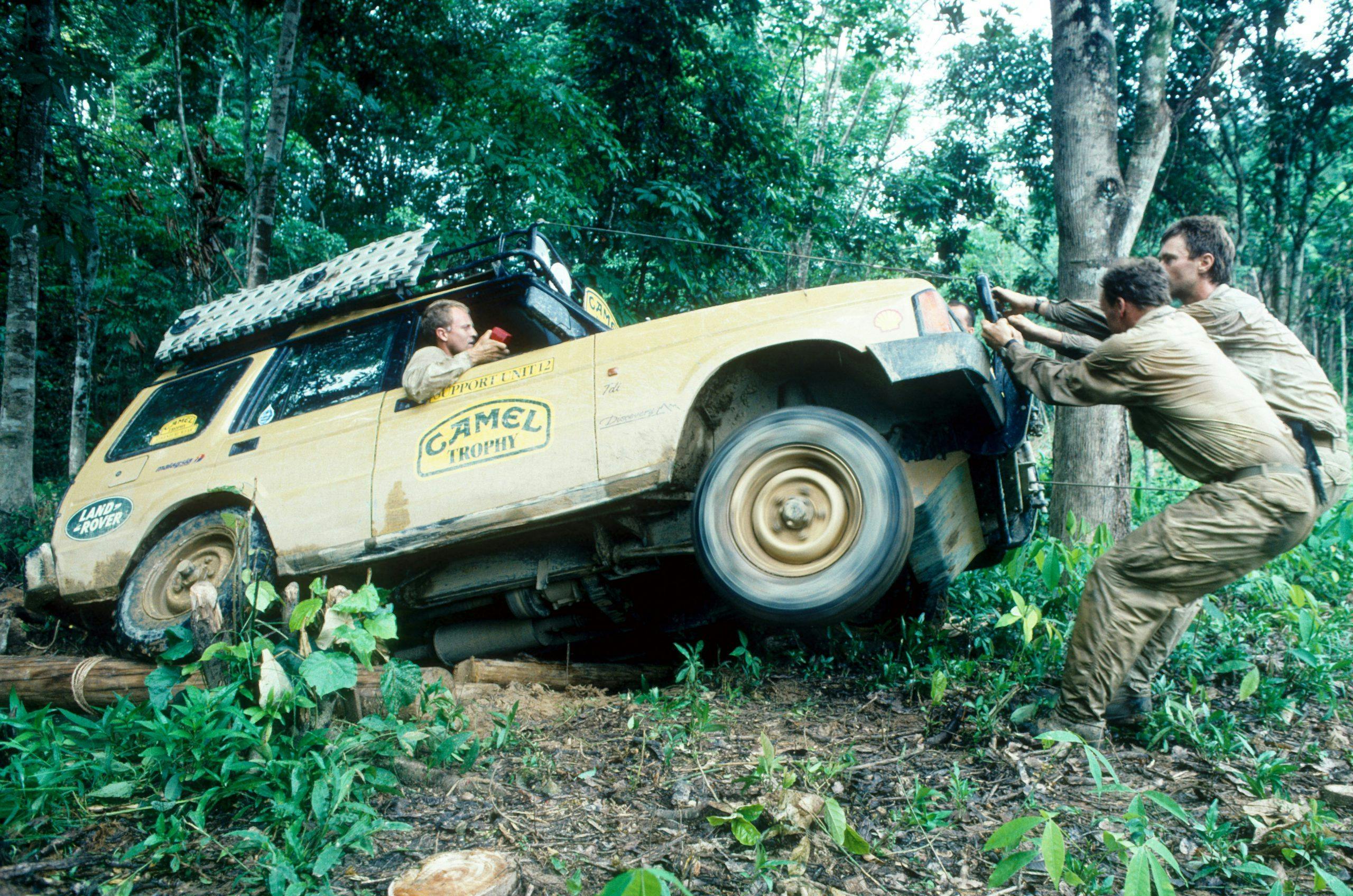 1993 Camel Trophy pulling stuck truck