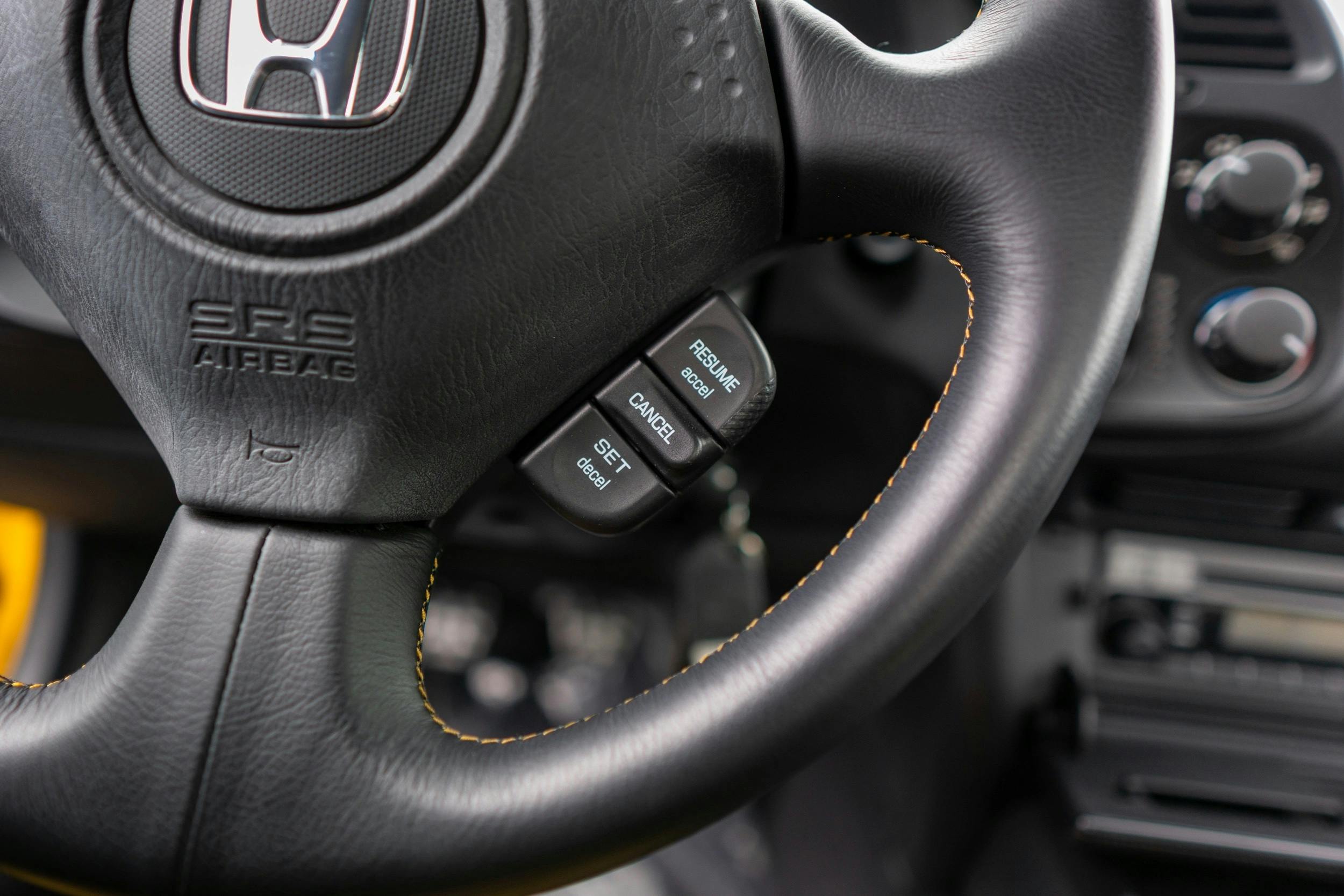 2009 Honda S2000 CR steering wheel cruise control detail