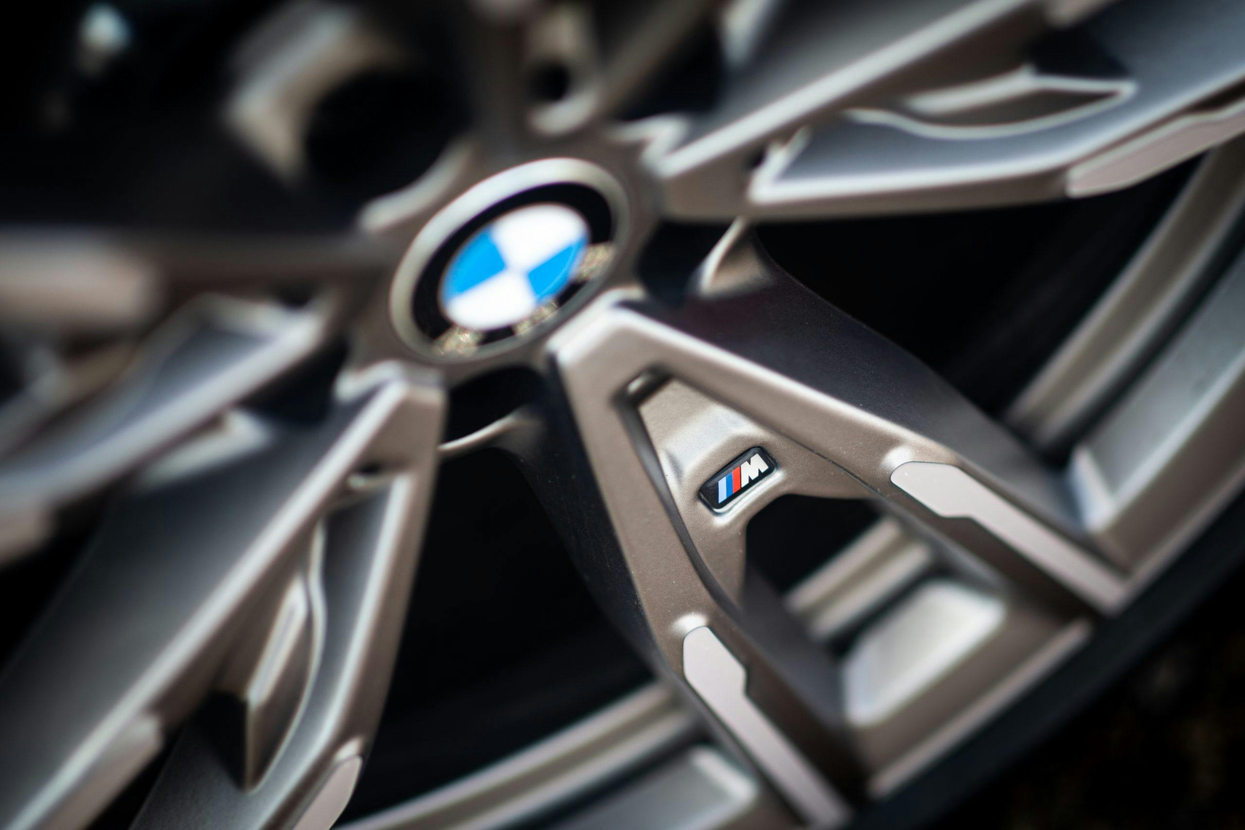 2022 BMW M440i wheel detail