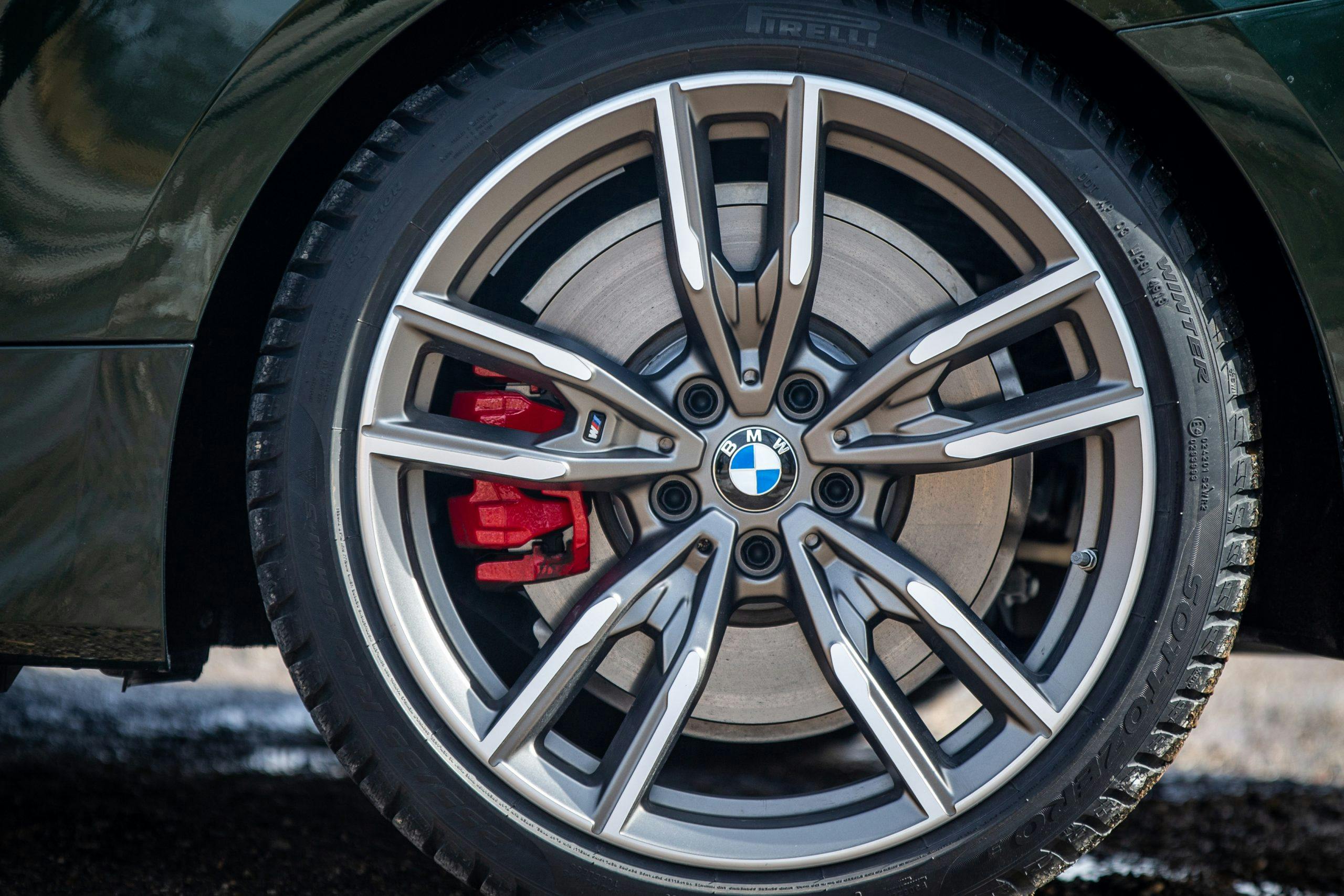 2022 BMW M440i wheel tire brake closeup