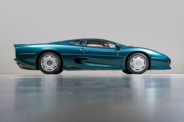 Jaguar XJ220 side profile