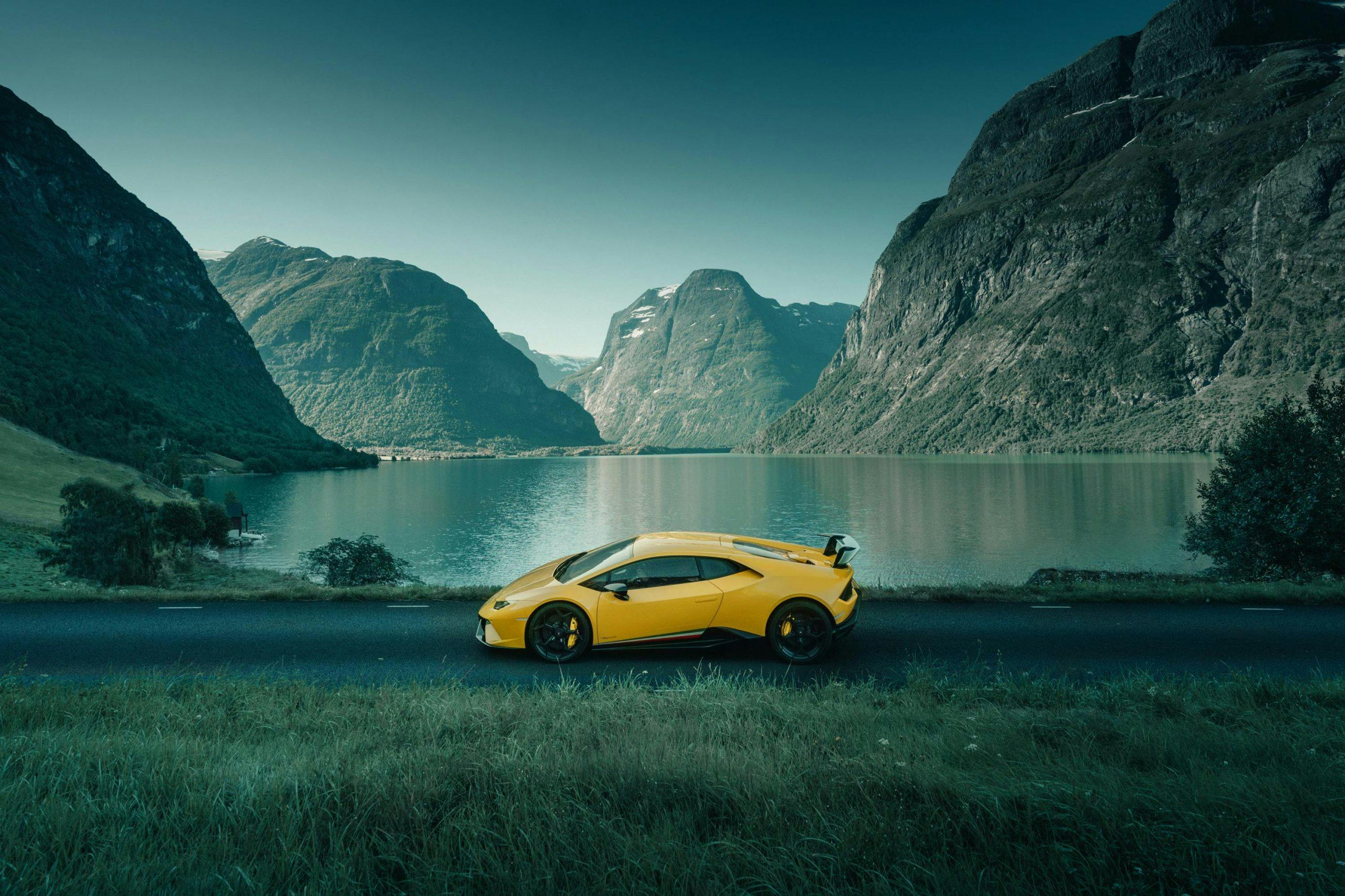 Lamborghini Huracán Performante yellow side profile