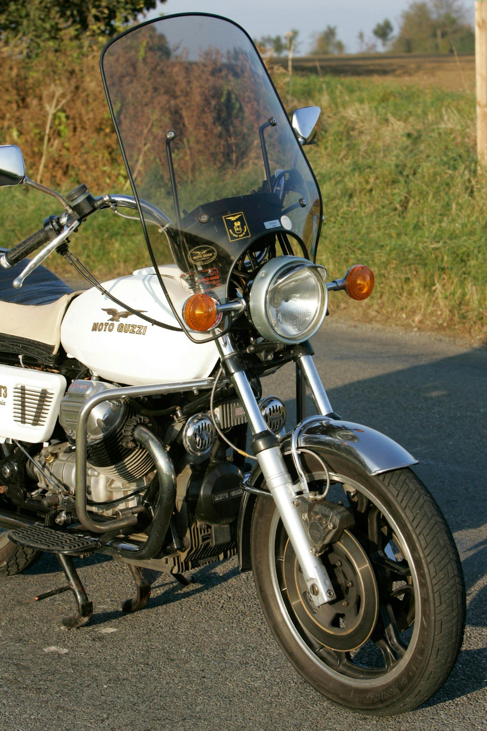 Moto Guzzi 850 California front vertical