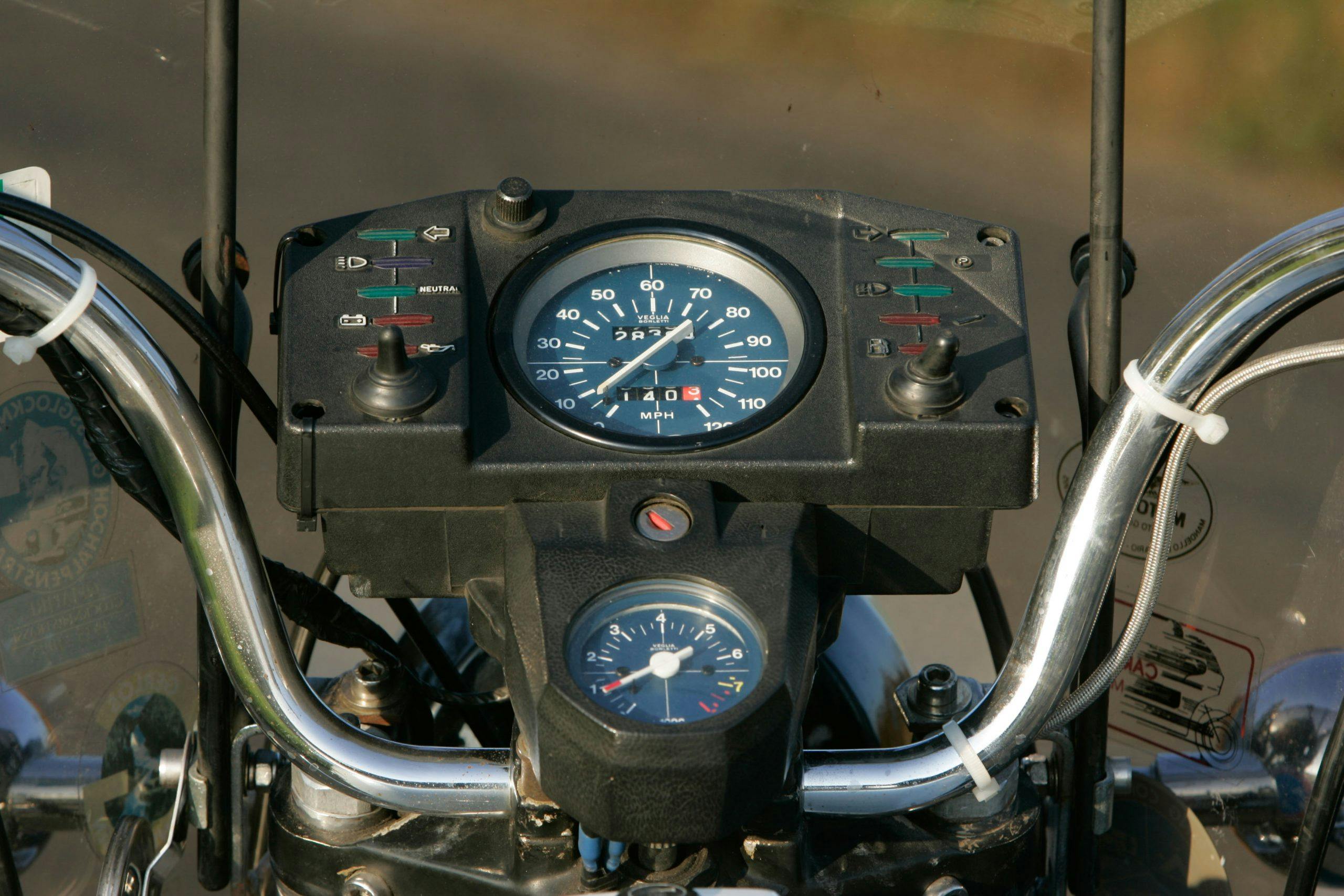 Moto Guzzi 850 California gauges