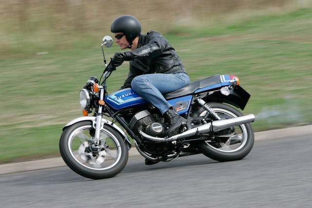 Suzuki GT250 X7 riding action lean side