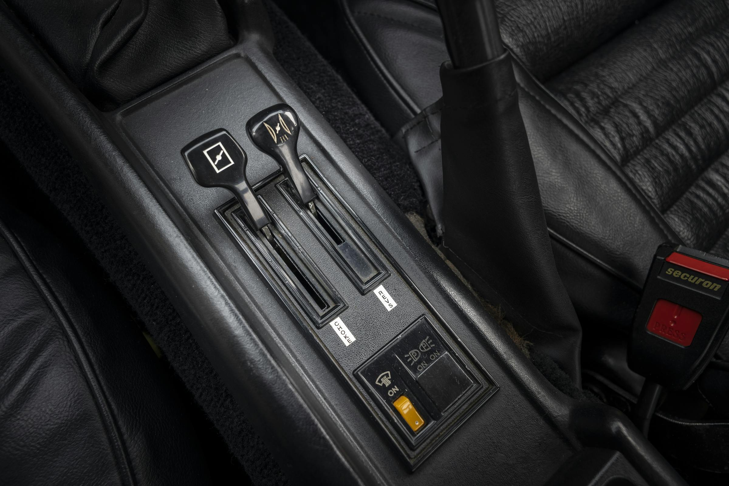 Datsun 240Z interior center console