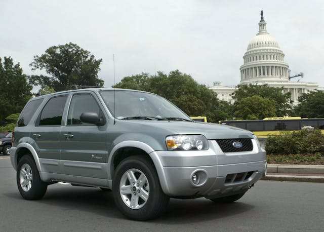  Ford Escape Hybrid fue brevemente el automóvil favorito de todos los políticos