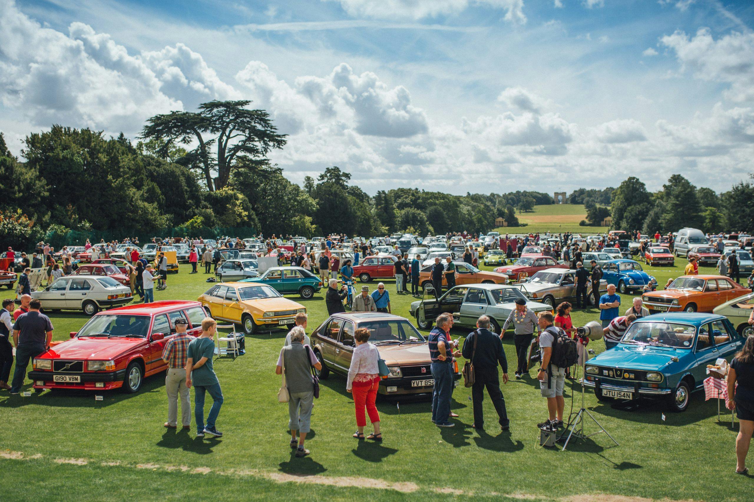 Patrons crowd the yard at Grimsthorpe Castle to see the Concours de l’Ordinaire
