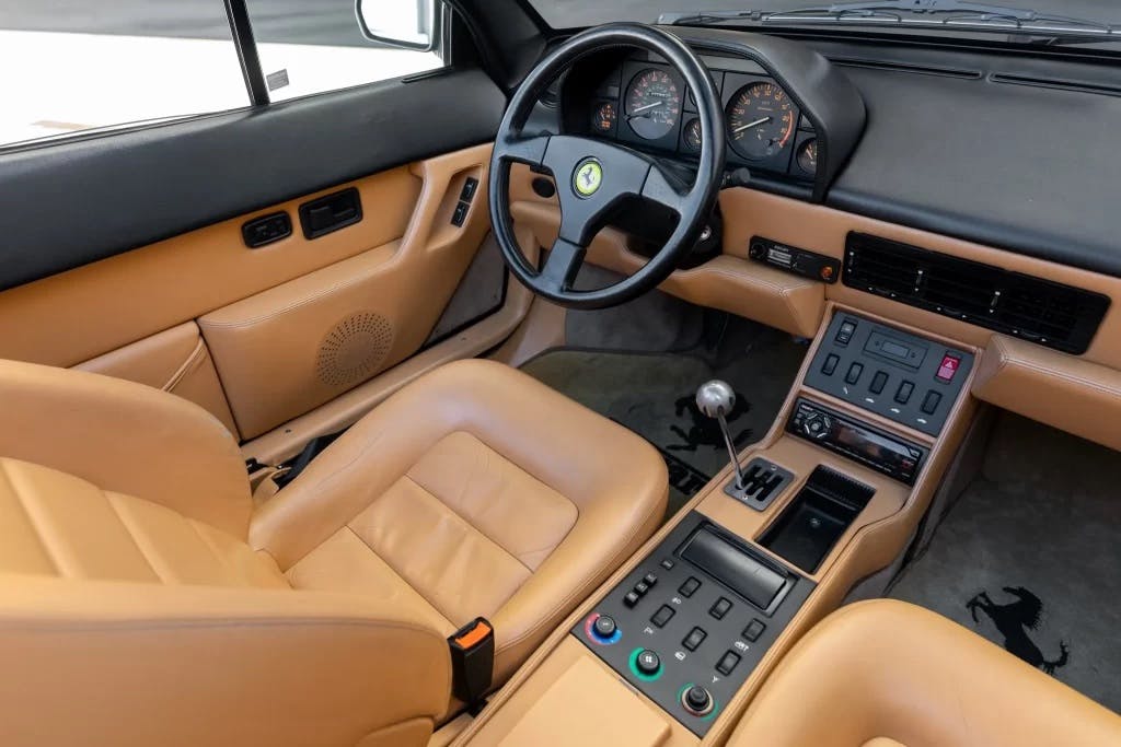 Ferrari Mondial interior
