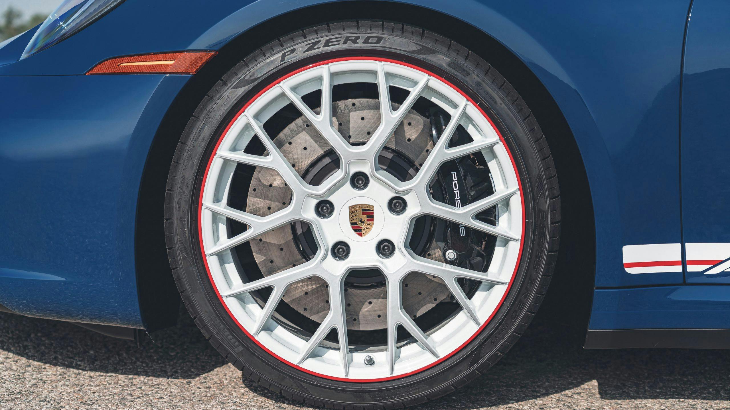 Porsche 911 Carrera GTS Cabriolet America steering wheel 2