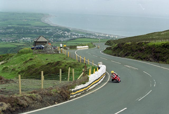 Joey Dunlop Isle of Man TT Guthries bend wide