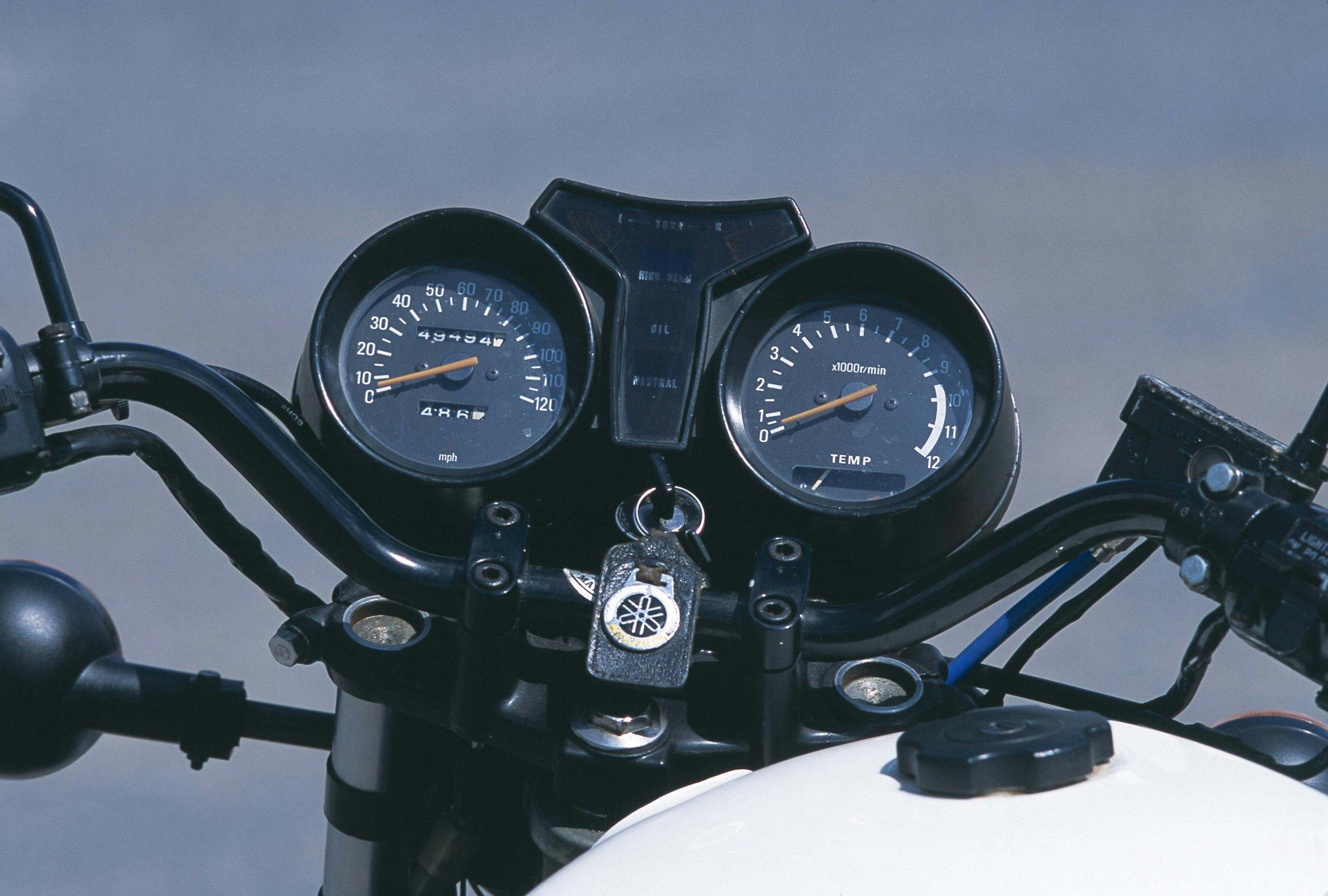 Yamaha RD350LC gauges