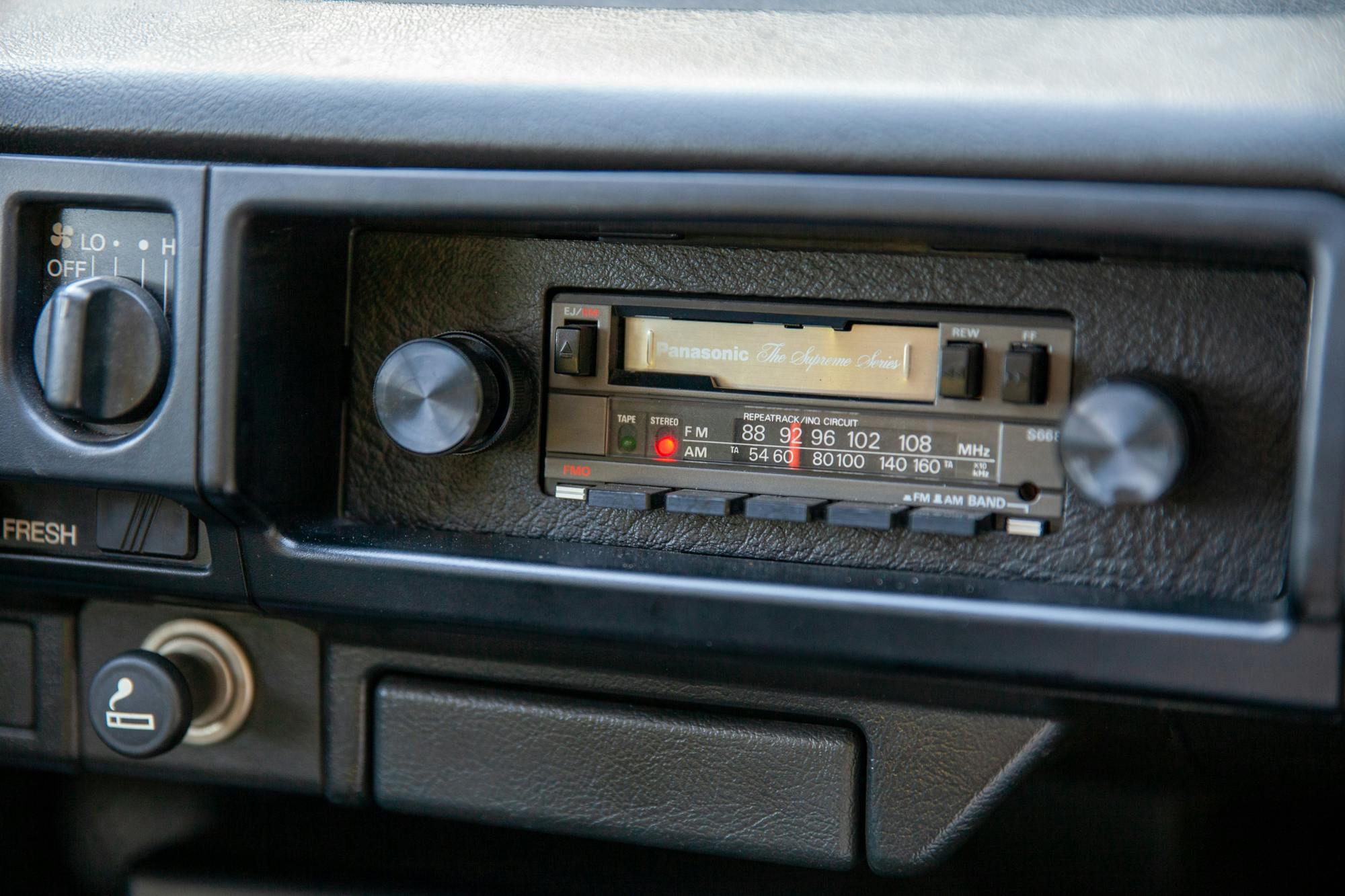 1986 Honda Civic Si interior radio