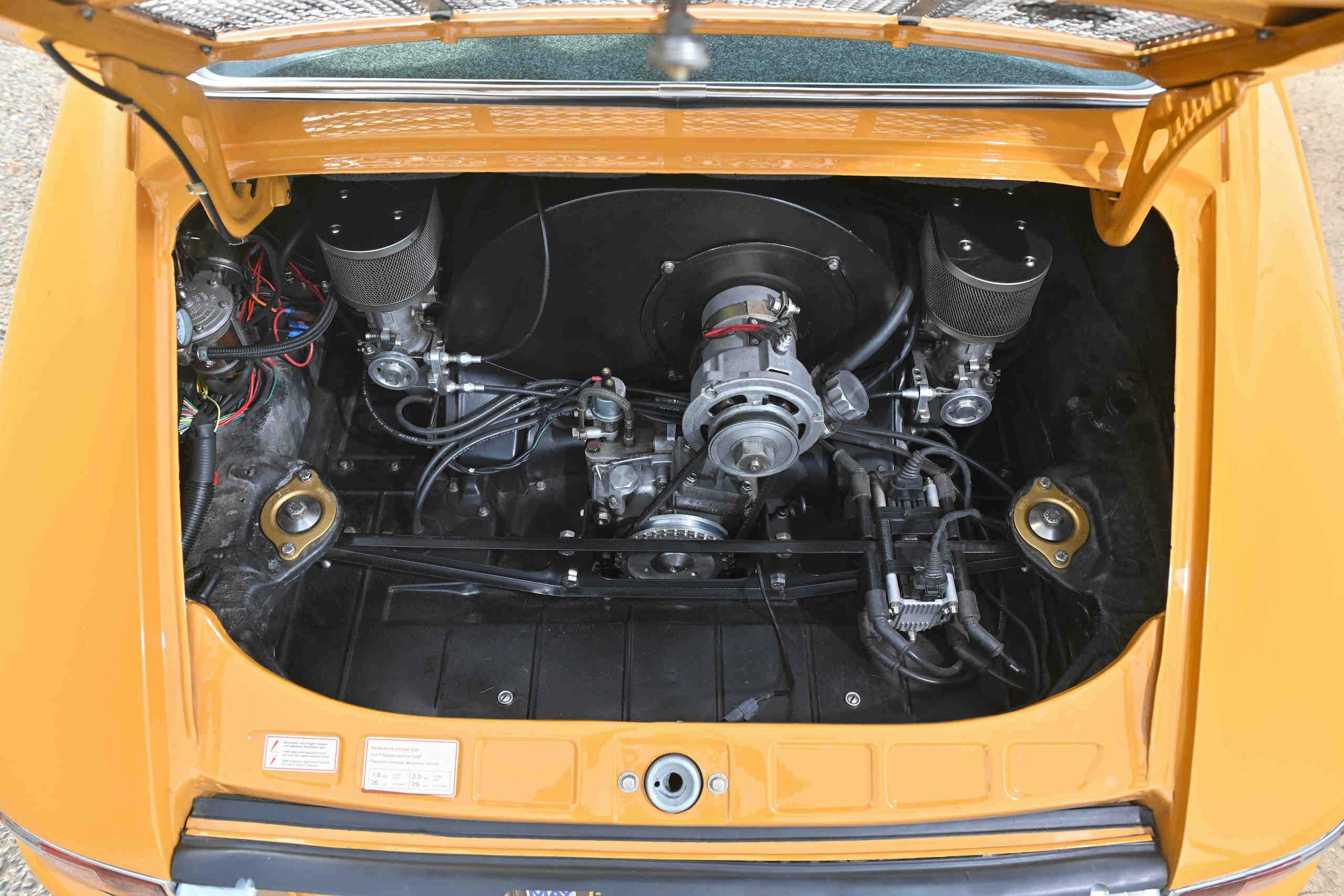 Porsche 911E engine bay