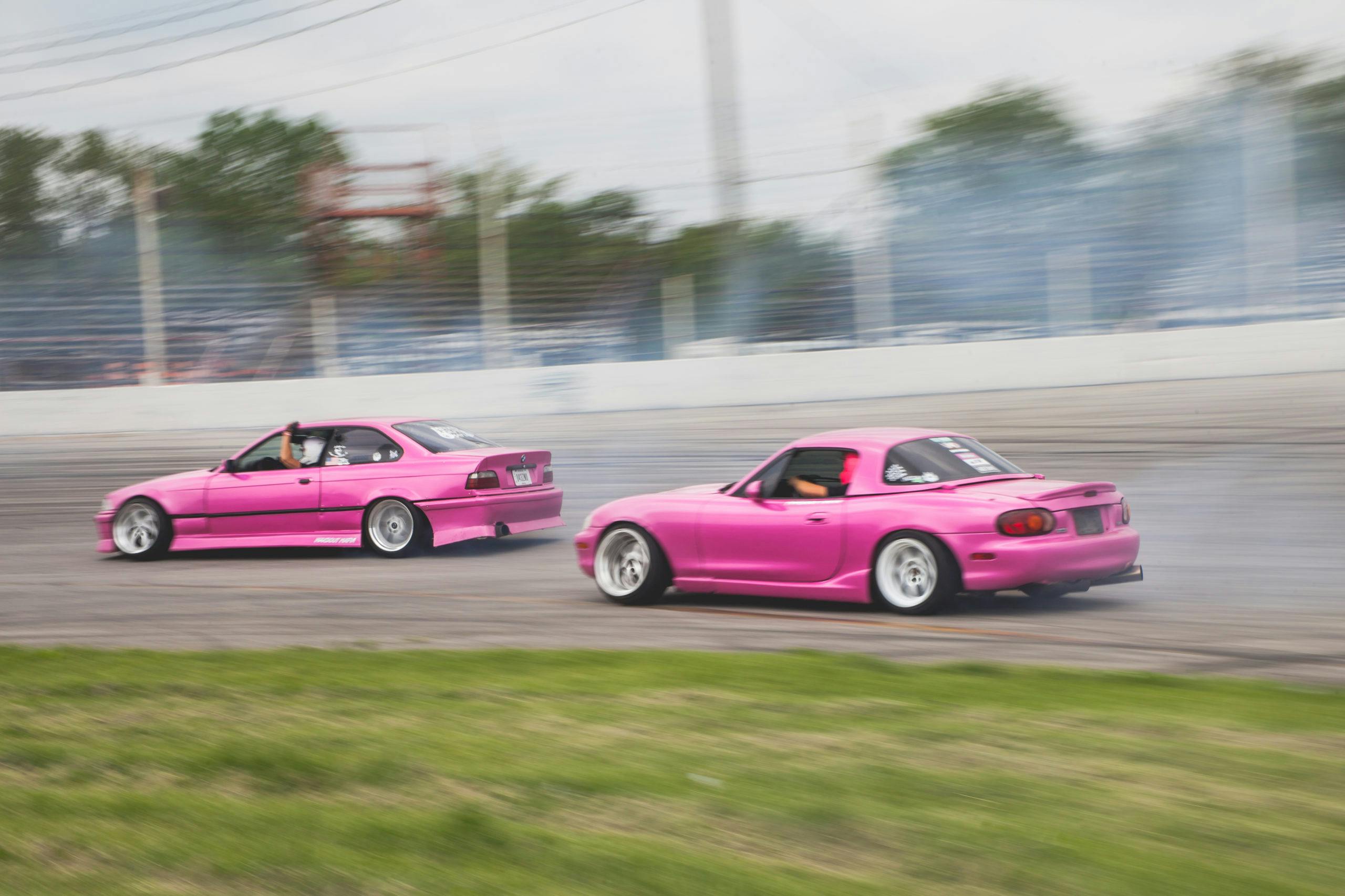 Drift Indy two pink cars action