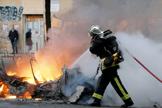 France EV car fire extinguish action