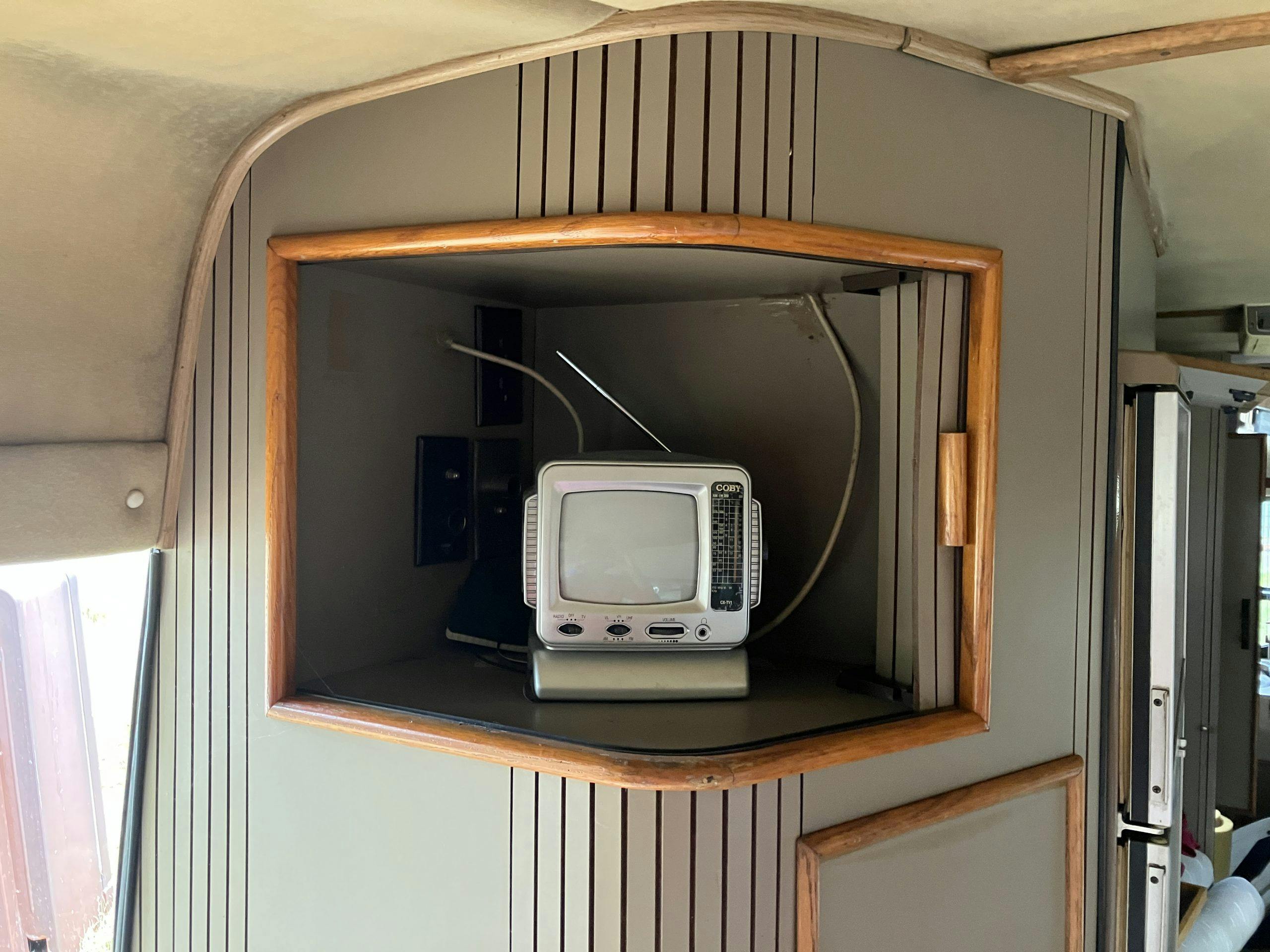 1987 EMC Eldorado Starfire RV interior television