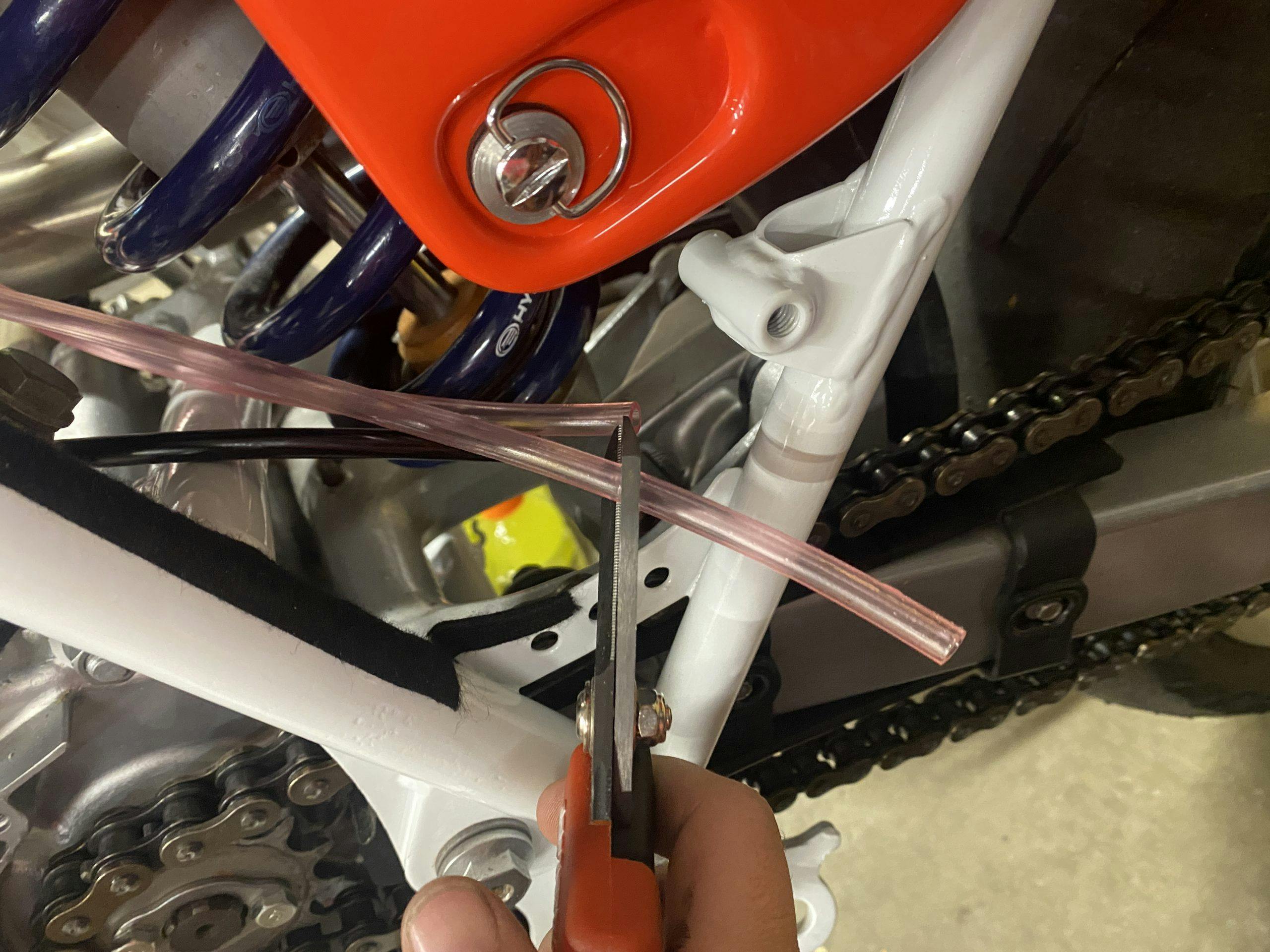 Cutting hoses to length XR250R