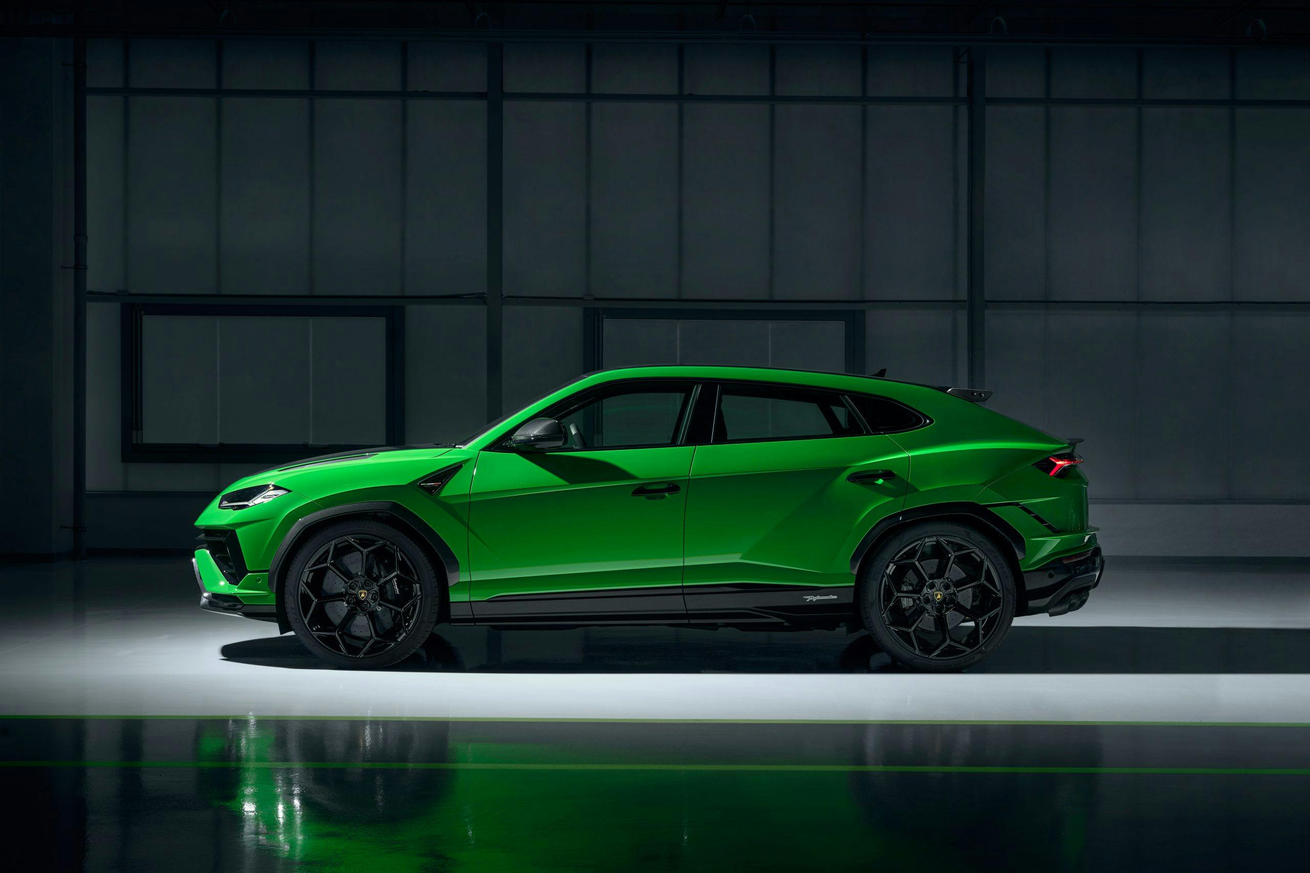 Lamborghini Urus Performante exterior green side profile