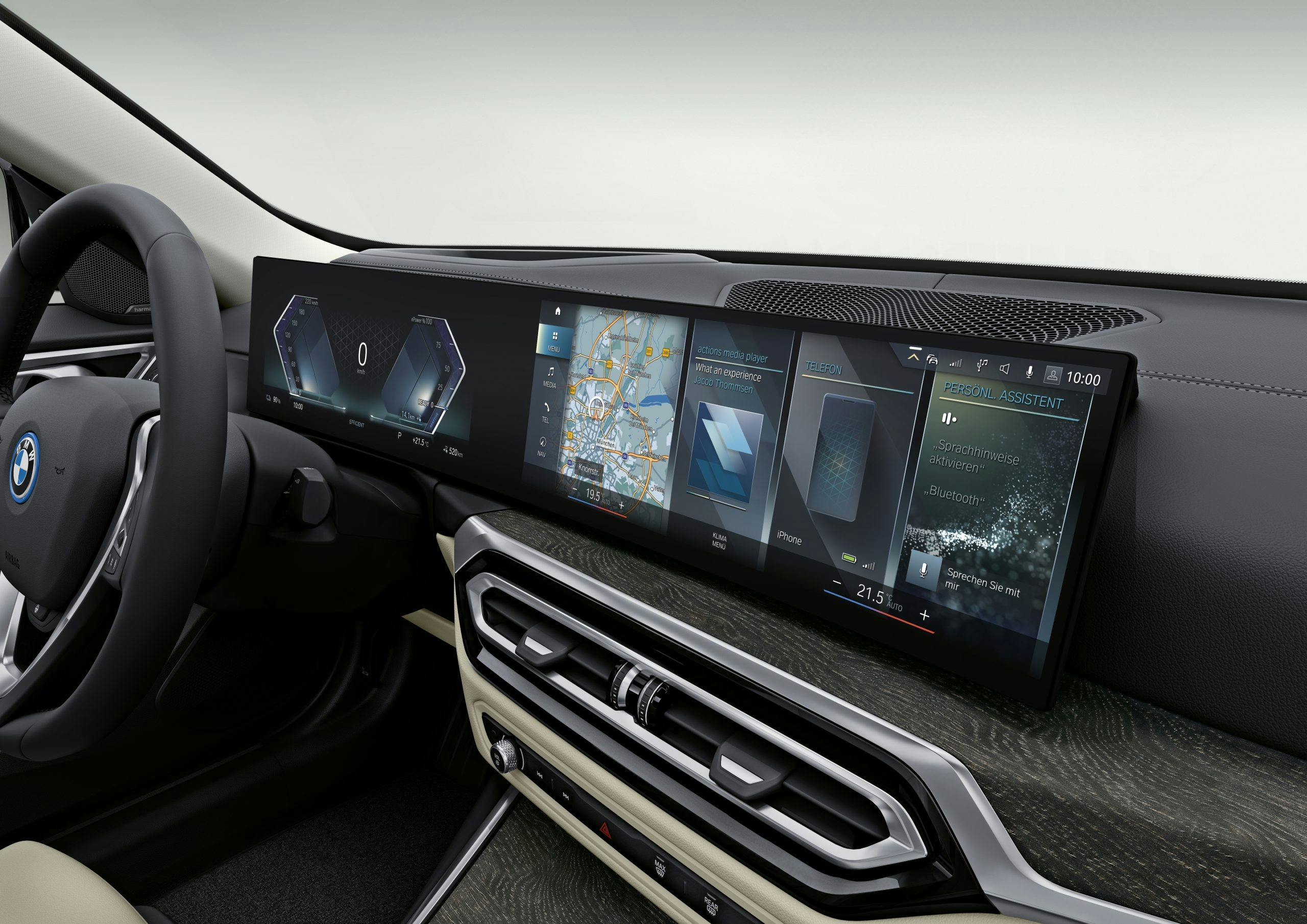 2022 BMW i4 eDrive35 interior curved display