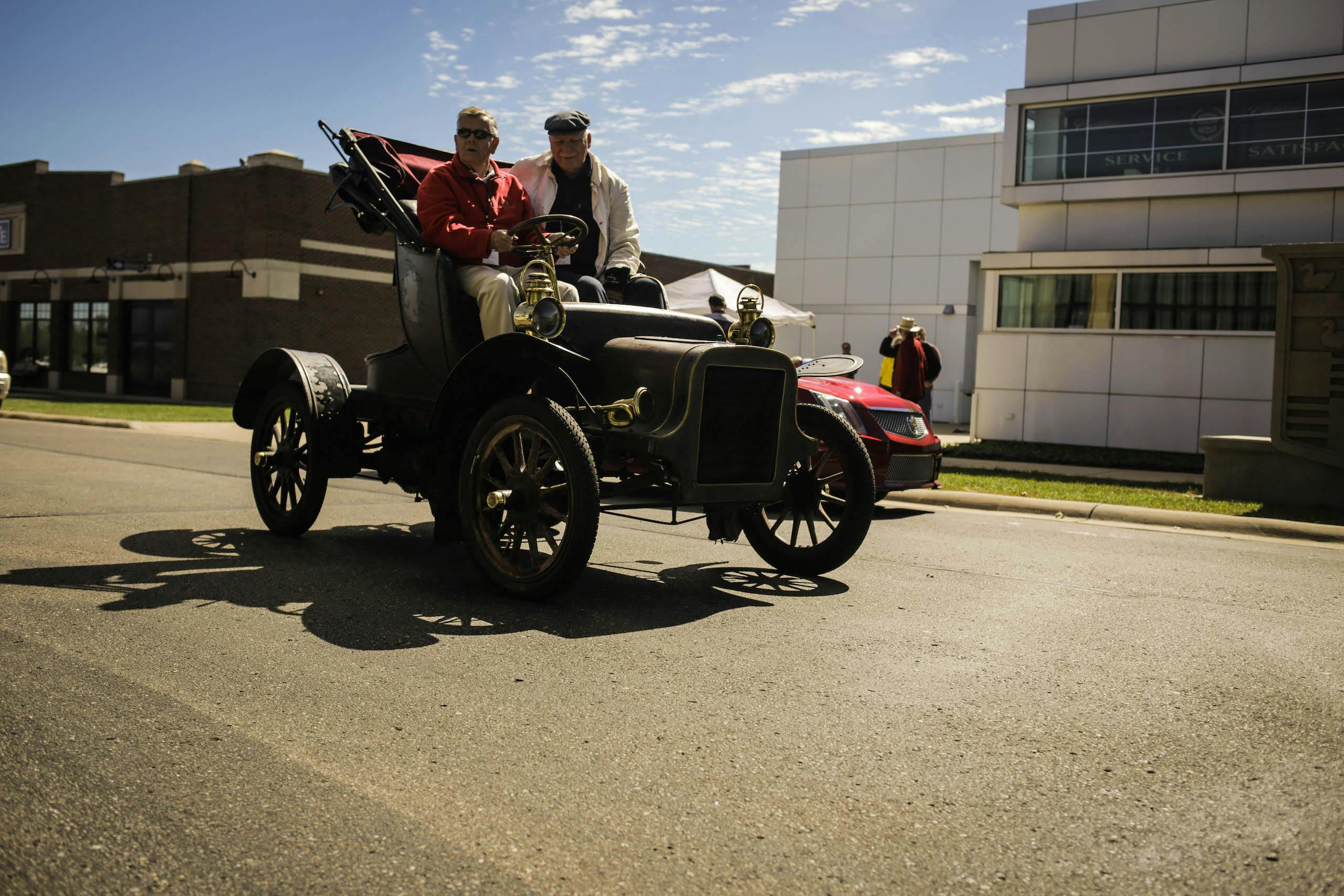 1906 Cadillac runabout driving action