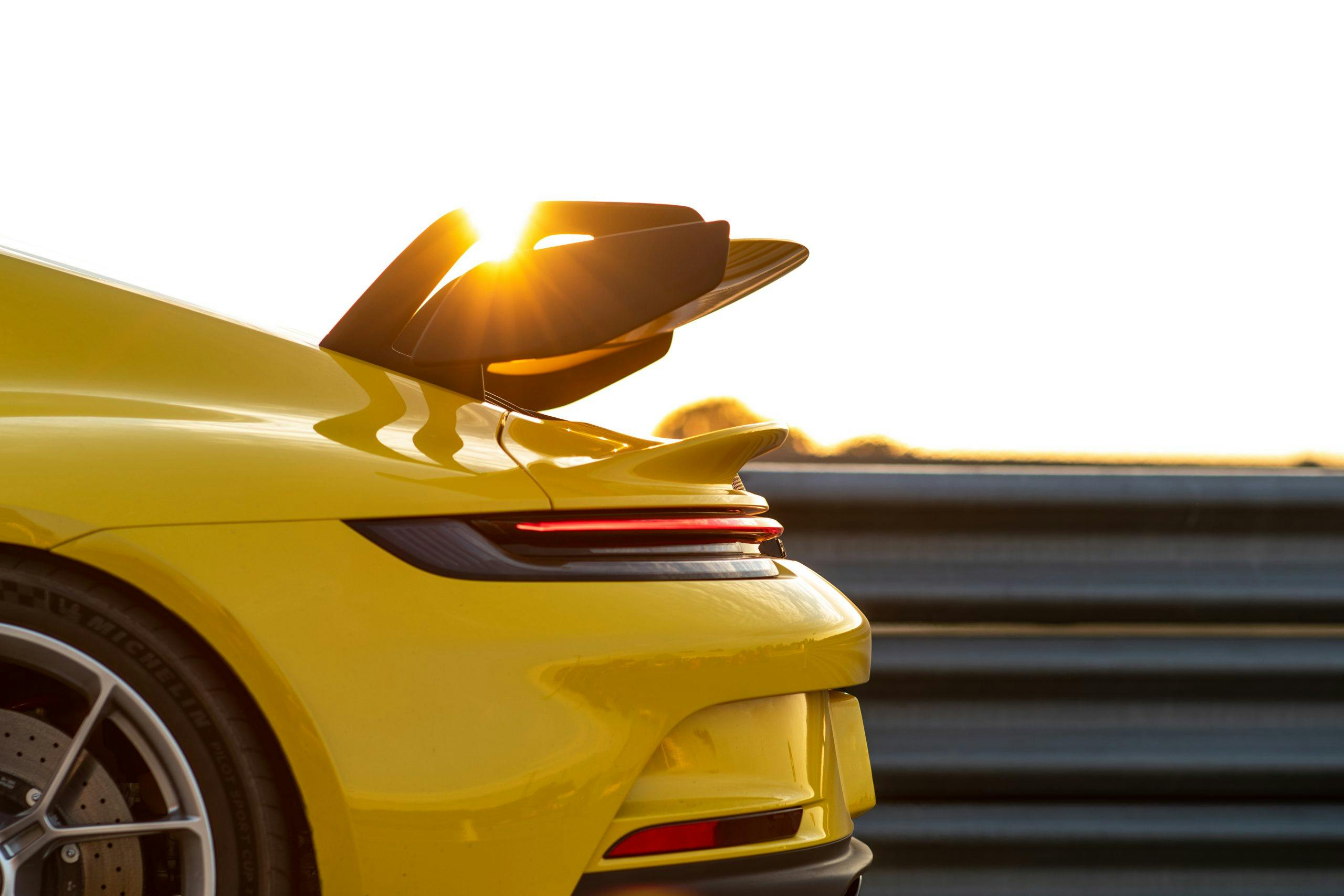 Porsche GT3 rear wing sun flare
