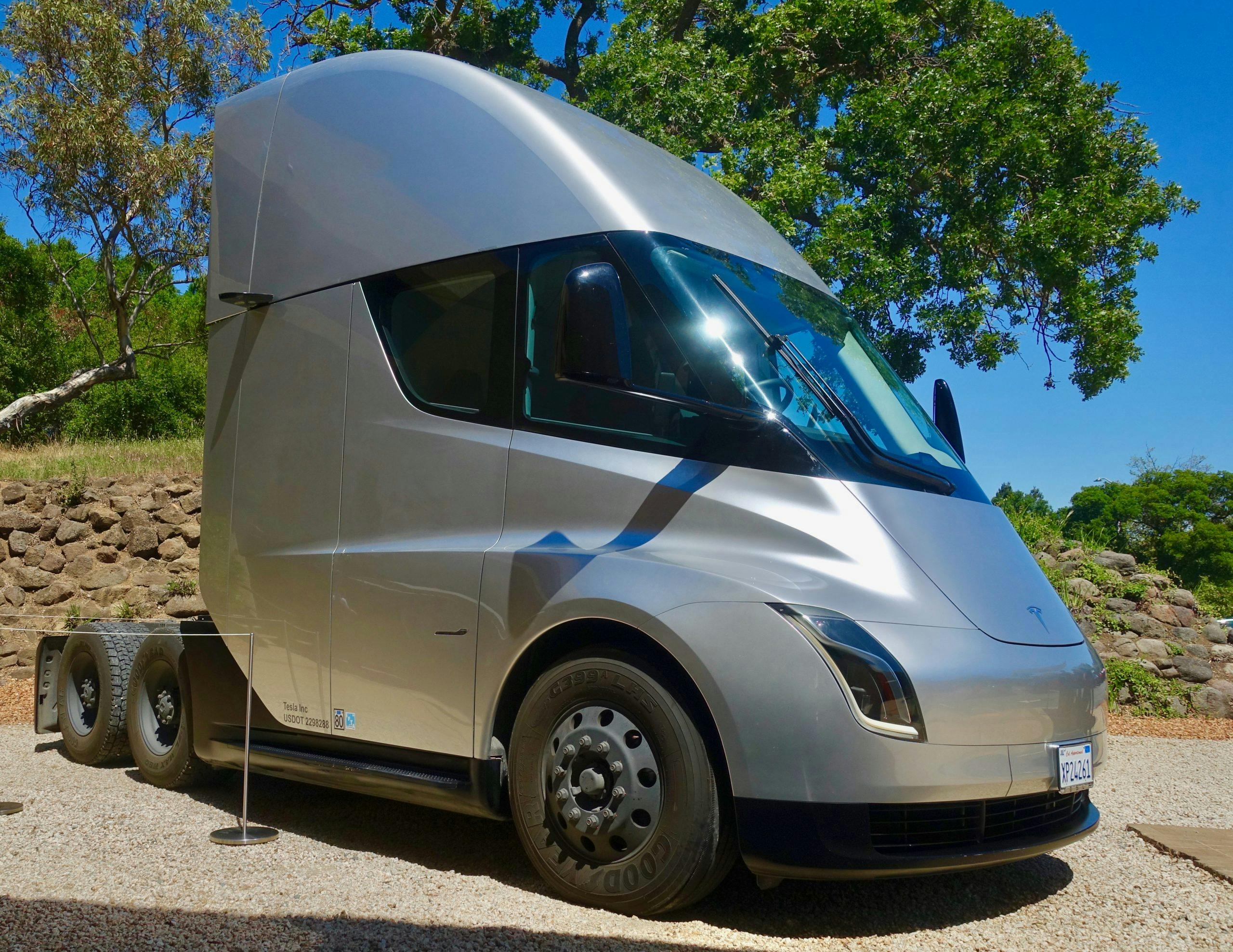 2019 Tesla HQ semi truck electric