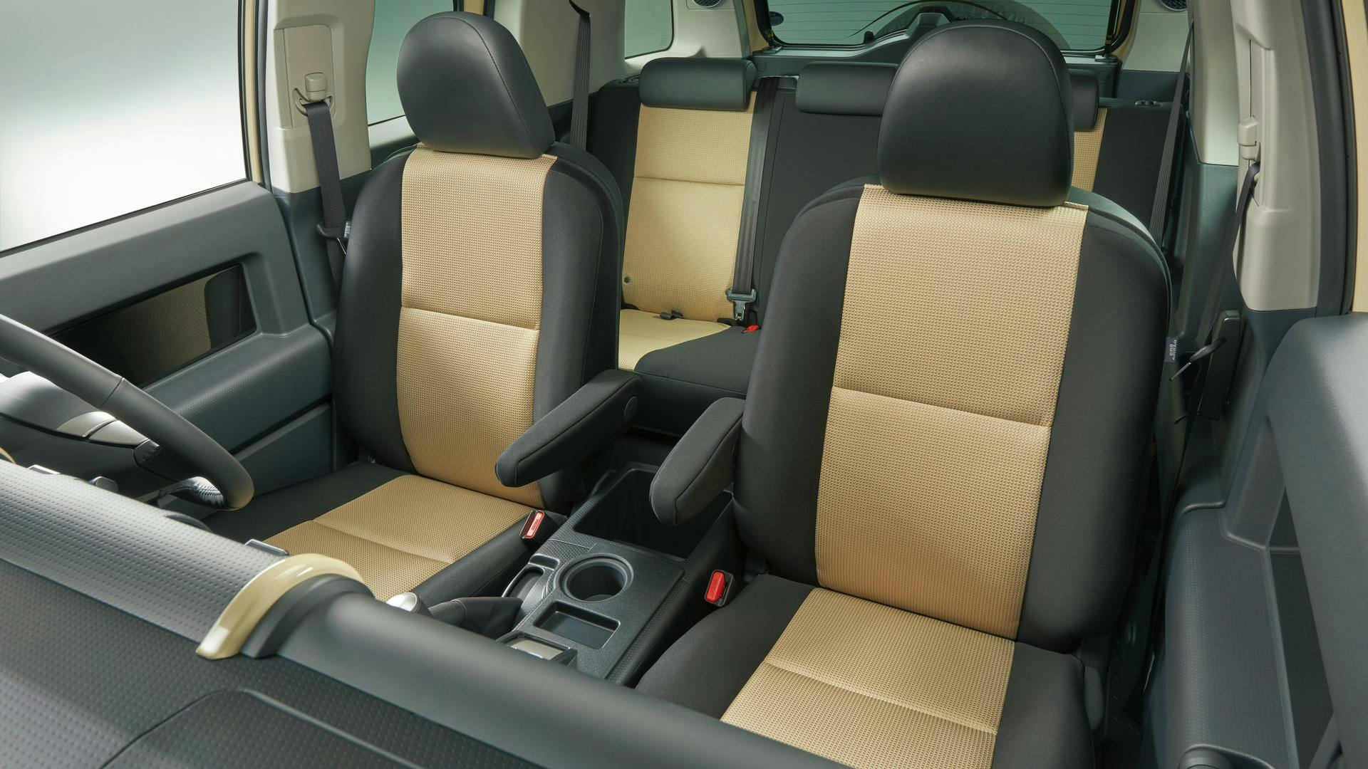 Toyota FJ Cruiser Final Edition interior detail 2