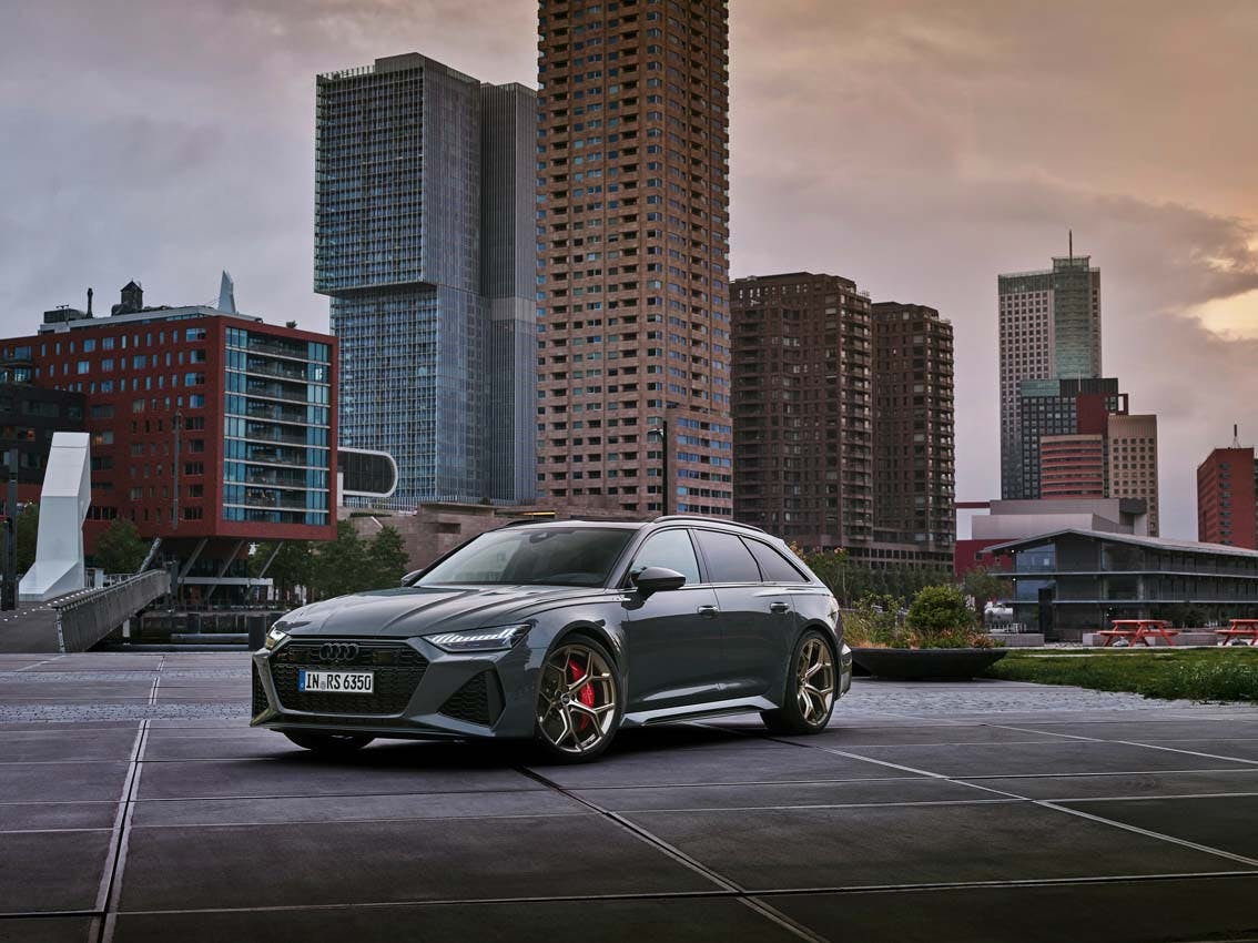 Audi RS 6 Avant performance exterior front three quarter in city