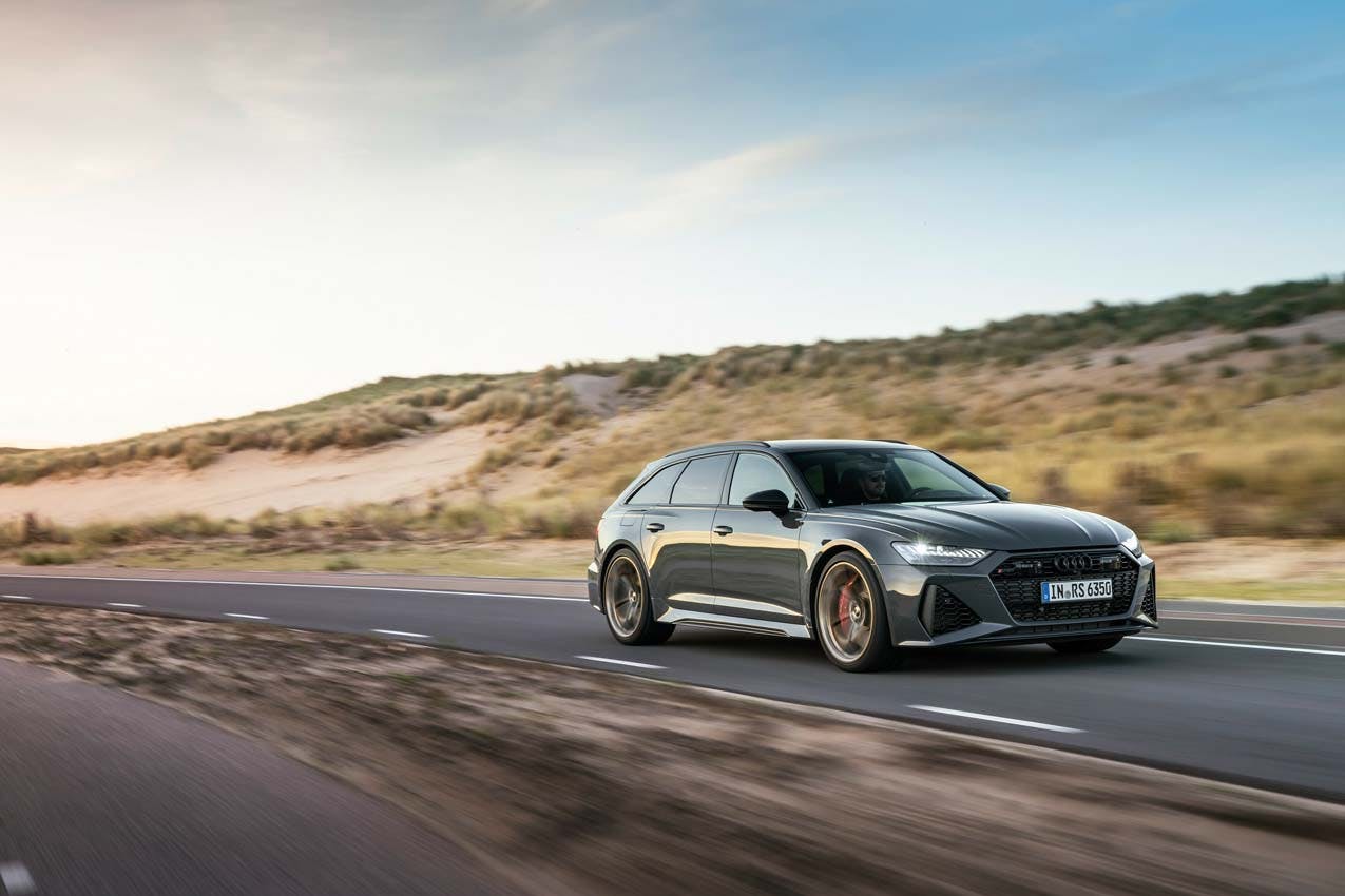 Audi RS 6 Avant performance exterior front three quarter driving in dunes