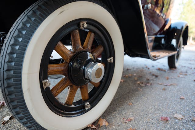 ONE 1922 Detroit Electric wood spoke wheel whitewall tire
