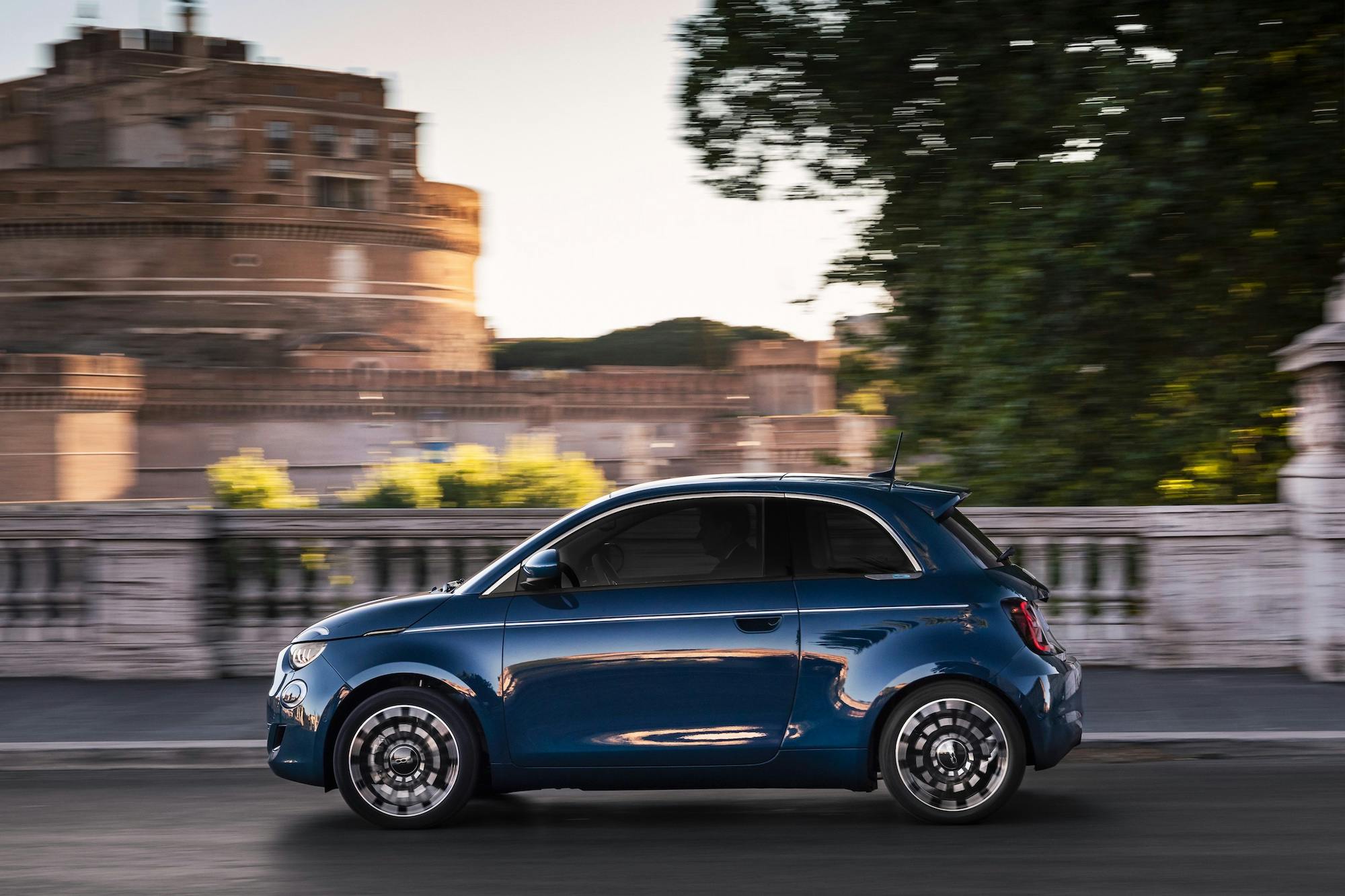 Fiat 500e side driving action