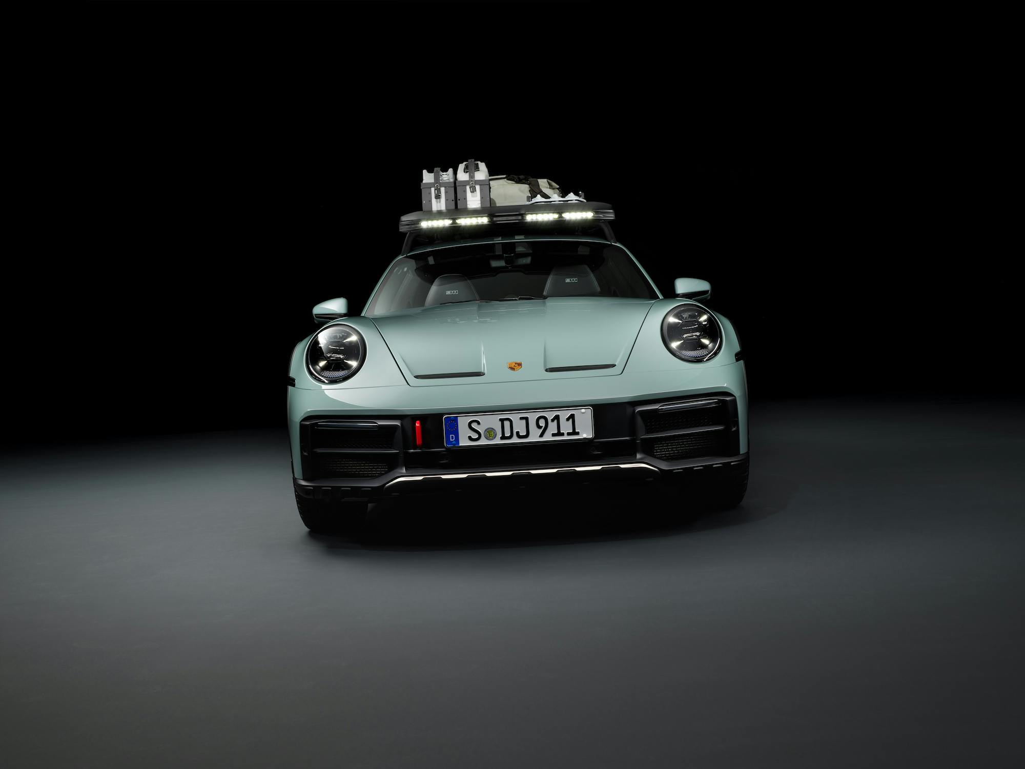 Porsche 911 Dakar studio front