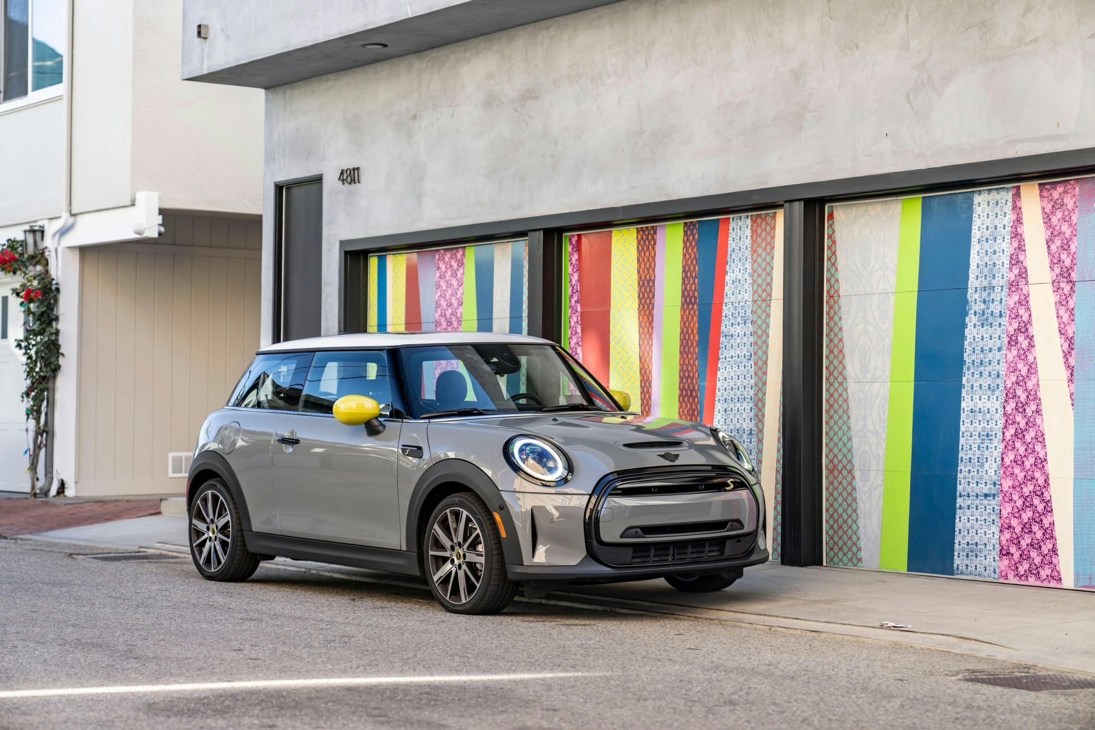 All-electric in a sporty look: The new MINI Cooper SE in JCW Trim.